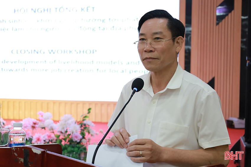 Phó Giám đốc Sở Y tế Mai Lê Thuộc đánh giá cao hiệu quả của dự án trong tạo cơ hội việc làm cho người lao động tại địa phương. bqbht_br_2.jpg