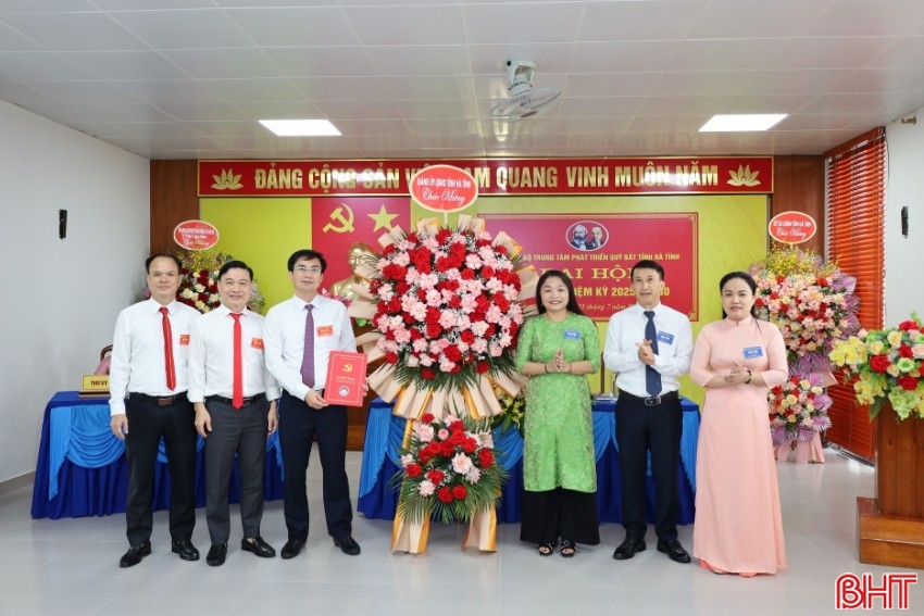 Các đồng chí lãnh đạo tỉnh tặng hoa chúc mừng Ban Chấp hành Đảng bộ Trung tâm Phát triển quỹ đất tỉnh nhiệm kỳ 2025-2030. qd-1.jpg