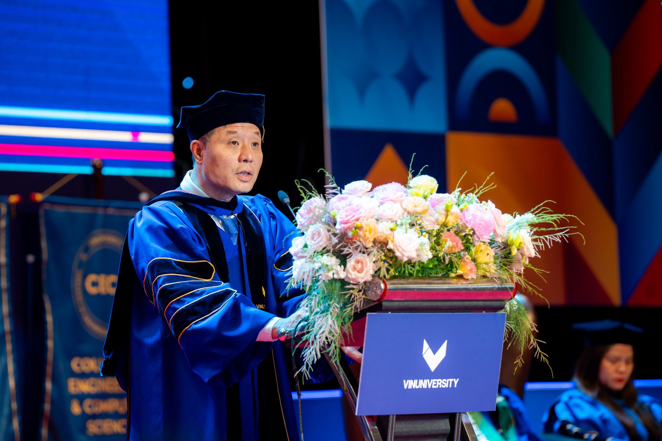 GS. Vũ Hà Văn, Giám đốc Khoa học VinBigData, Giáo sư Toán học tại Đại học Yale, Thành viên Hội đồng Trường Đại học VinUni phát biểu tại buổi lễ anh-6.jpg