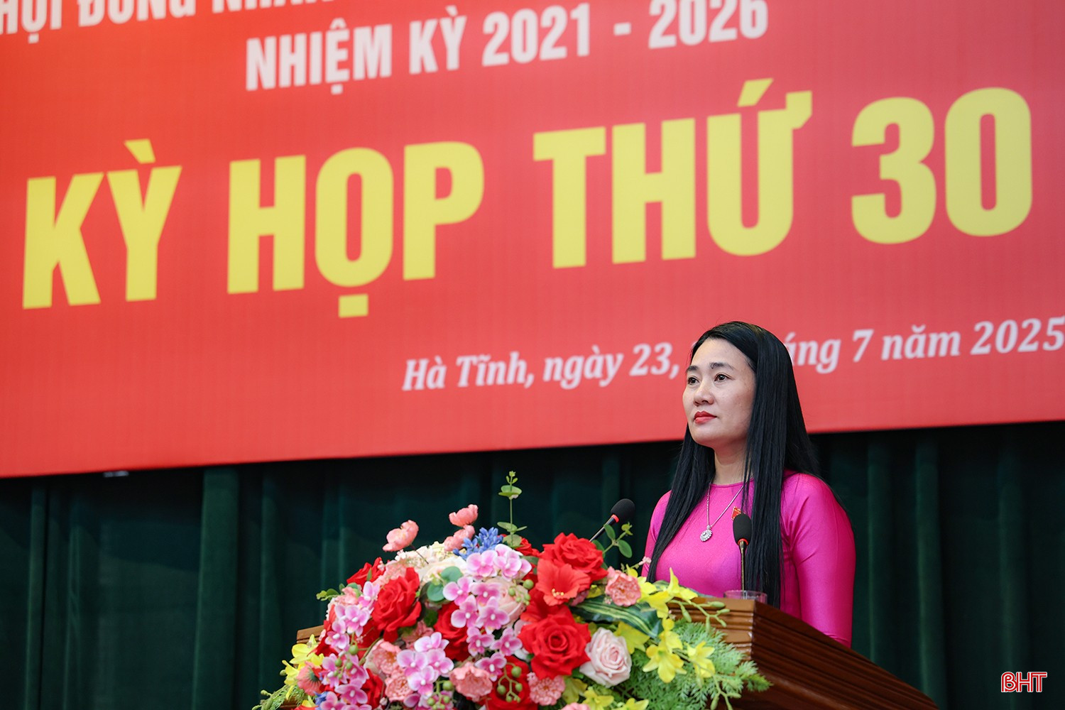 Đại diện Tổ Thư ký trình bày các dự thảo nghị quyết bqbht_br_a11.jpg