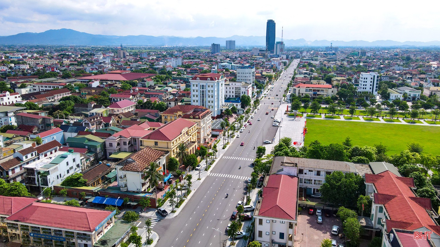 Nửa thế kỷ lặng im tiếng súng, đất nước hòa bình, kinh tế, văn hóa - xã hội ngày càng phát triển, đời sống người dân được nâng cao, Nhân dân ngày càng ấm no, hạnh phúc. Trong ảnh: Phường Thành Sen hôm nay. adji-0477-1287.jpg
