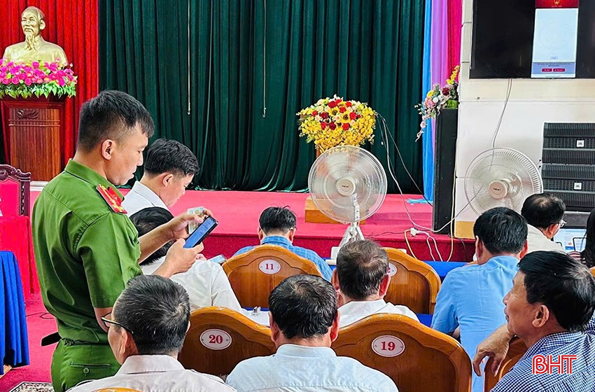 Đến nay, toàn tỉnh Hà Tĩnh đã có 55.551 lượt người dân truy cập ứng dụng VNeID gửi góp ý sửa đổi Hiến pháp năm 2013. bqbht_br_luc-luong-cong-an-long-ghep-tuyen-truyen-huong-dan-nhuoi-dan-trong-cac-cuoc-hop-to-dan-pho.jpg