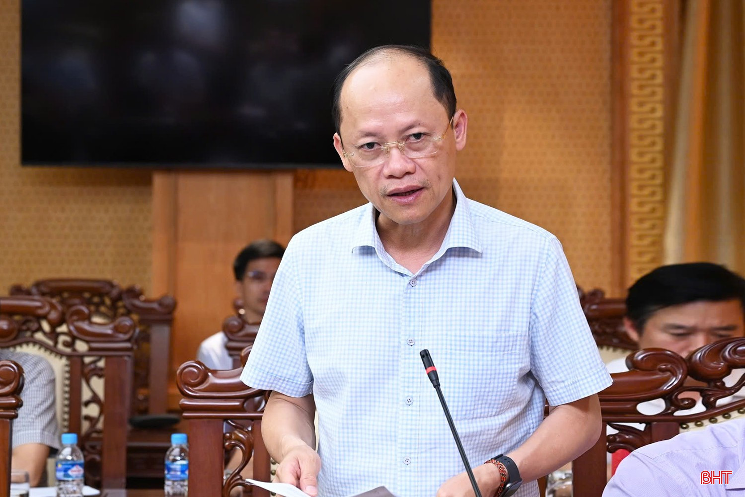 Phó Chủ tịch Thường trực UBND tỉnh Nguyễn Hồng Lĩnh báo cáo các nội dung tại cuộc họp. bqbht_br_z7000706184563-5a25773b2b62e9b6e390471210370f58.jpg