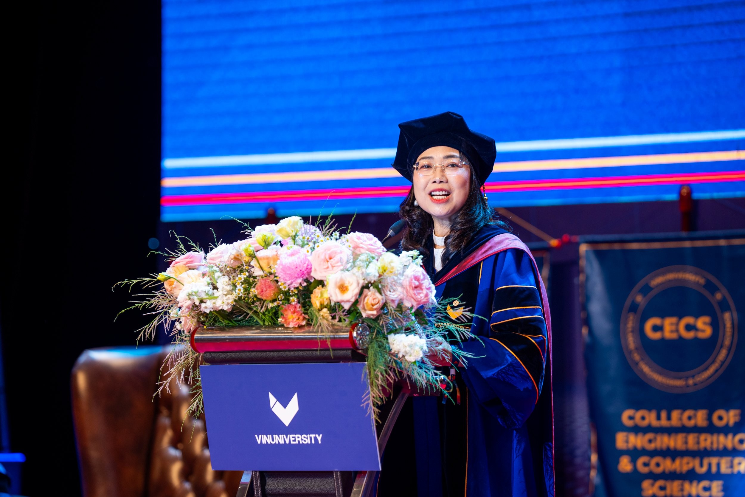 TS. Lê Mai Lan - Chủ tịch Hội đồng Trường ĐH VinUni vui mừng chứng kiến hành trình trưởng thành và tỏa sáng của tân khoa khóa 2. anh-4.jpg