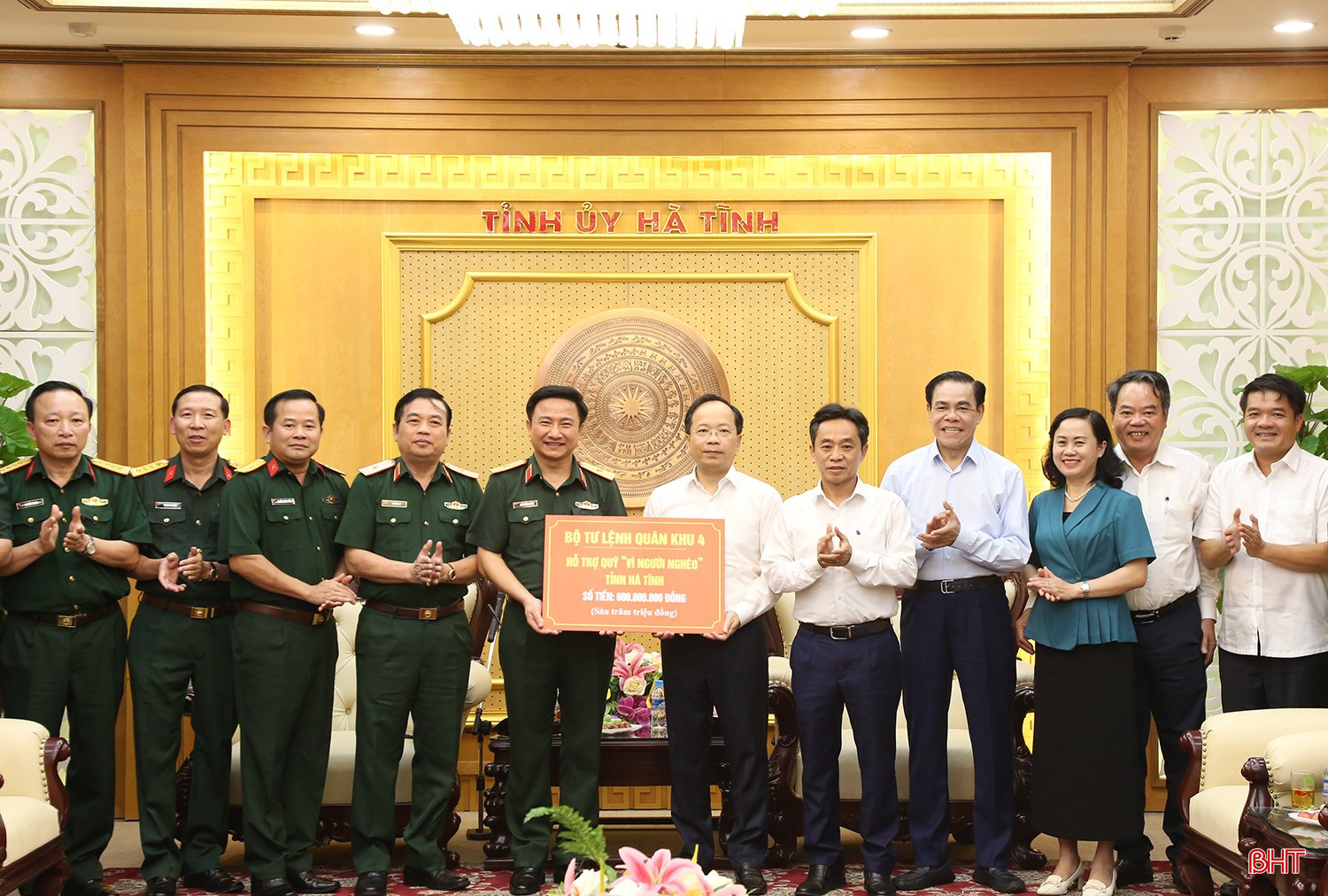 Bộ Tư lệnh Quân khu 4 hỗ trợ Quỹ Vì người nghèo Hà Tĩnh 600 triệu đồng. bqbht_br_7-1746.jpg