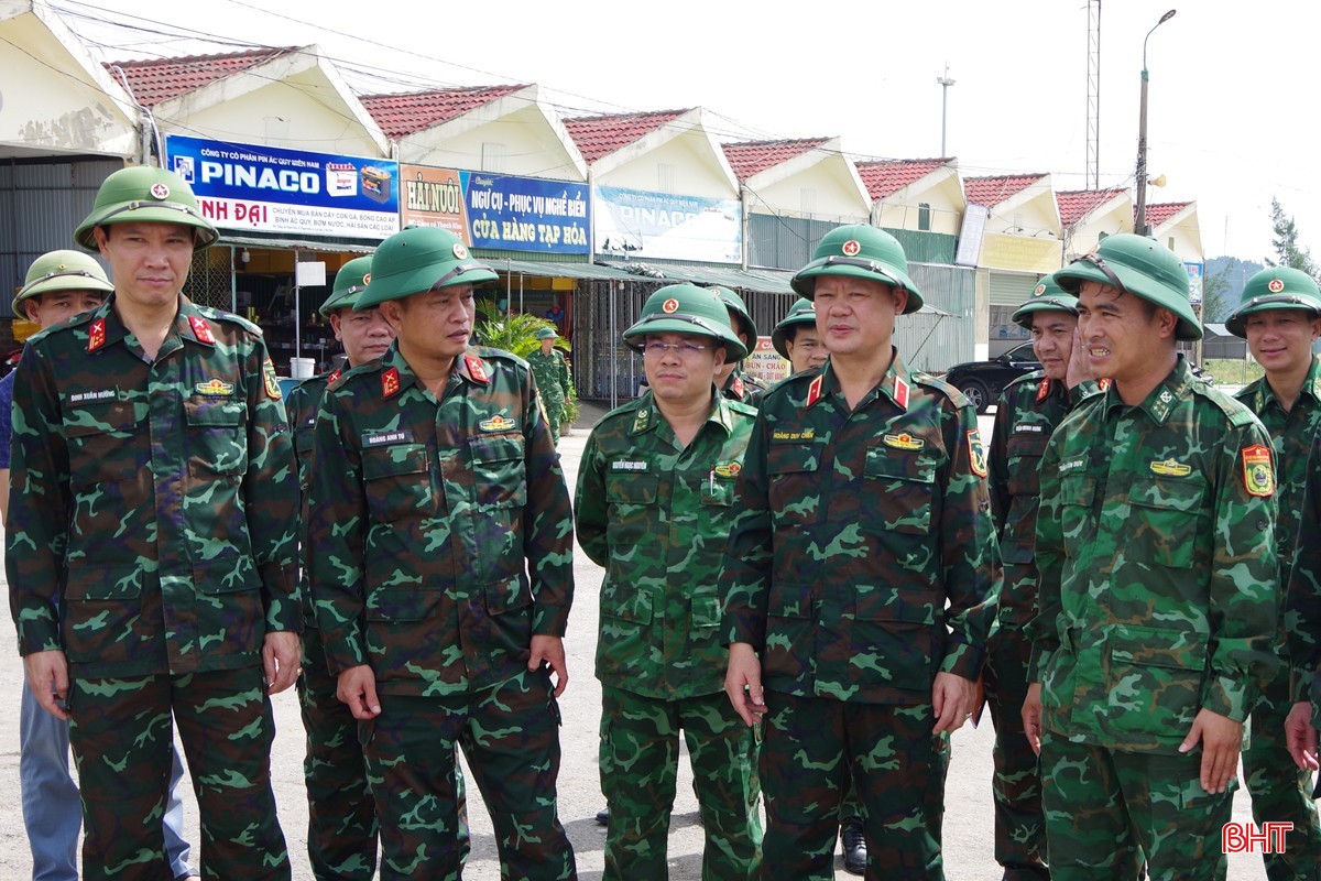 Thiếu tướng Hoàng Duy Chiến - Phó Tư lệnh Quân khu 4 cùng đoàn công tác đi kiểm tra công tác ứng phó bão số 5 tại khu vực cảng cá và khu neo đậu tránh trú bão Cửa Sót, xã Lộc Hà (Hà Tĩnh). image-1.jpg