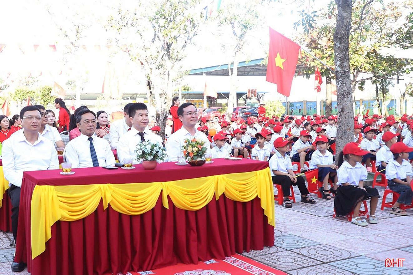 Phó Bí thư Thường trực Tỉnh ủy Trần Thế Dũng đến chúc mừng Trường Tiểu học Đỉnh Bàn. bqbht_br_image.jpg