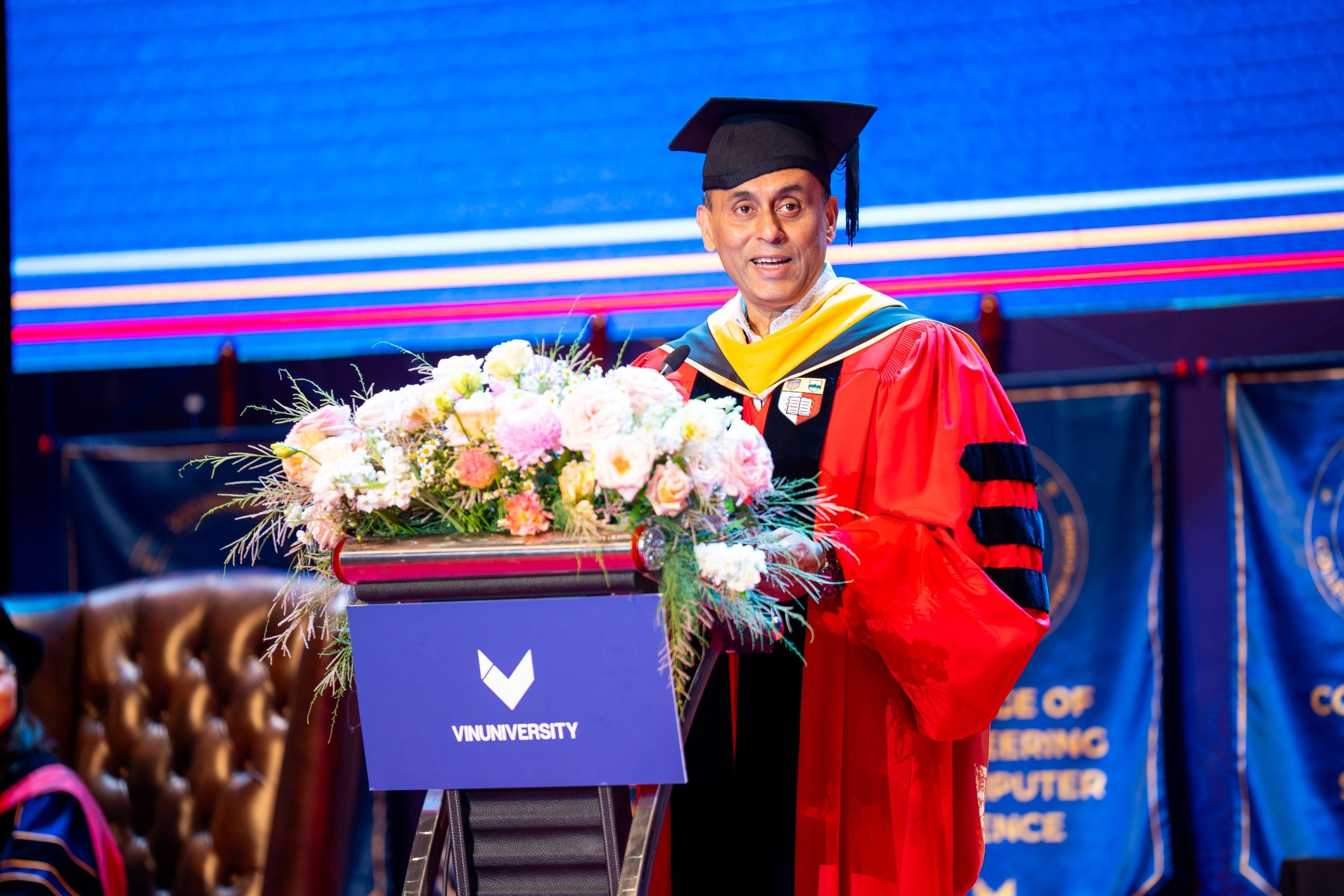 GS. Soumitra Dutta – Hiệu trưởng Peter Moores Trường Kinh doanh Saïd, Đại học Oxford, Thành viên Hội đồng Cố vấn Trường Đại học VinUni phát biểu tại buổi lễ tốt nghiệp anh-5.jpg