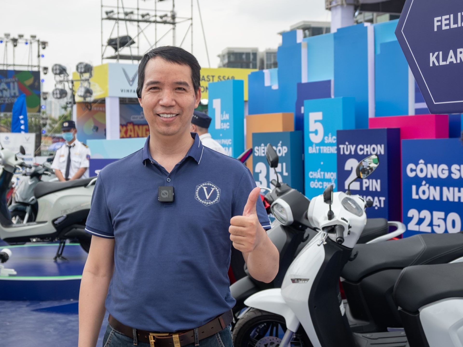 Anh Trần Văn Hậu thích thiết kế yên xe dài của Evo Grand, có thể dễ dàng chở cả gia đình. 2.jpg