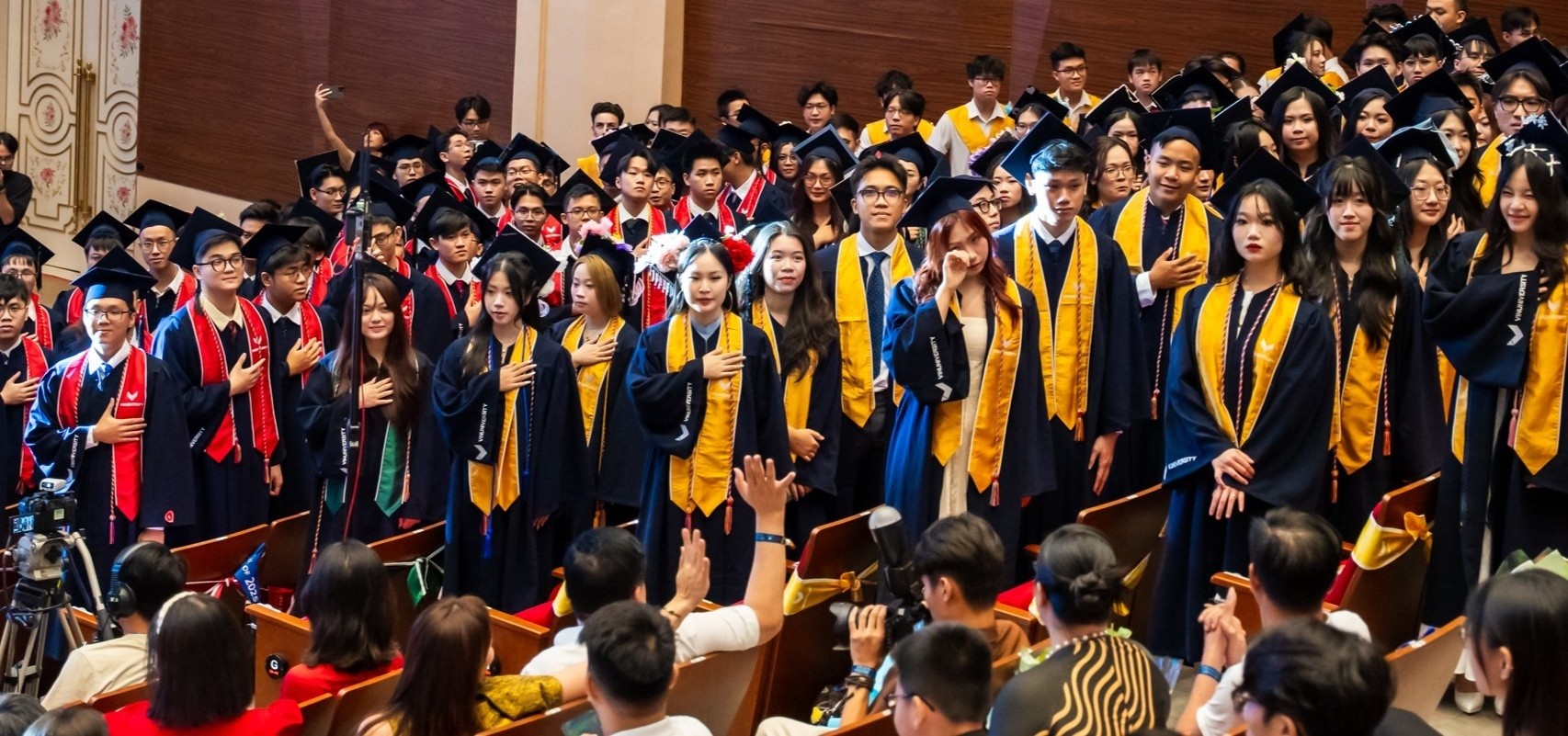 Khoảnh khắc tân khoa xúc động cúi chào thầy cô và gia đình anh-13.jpg