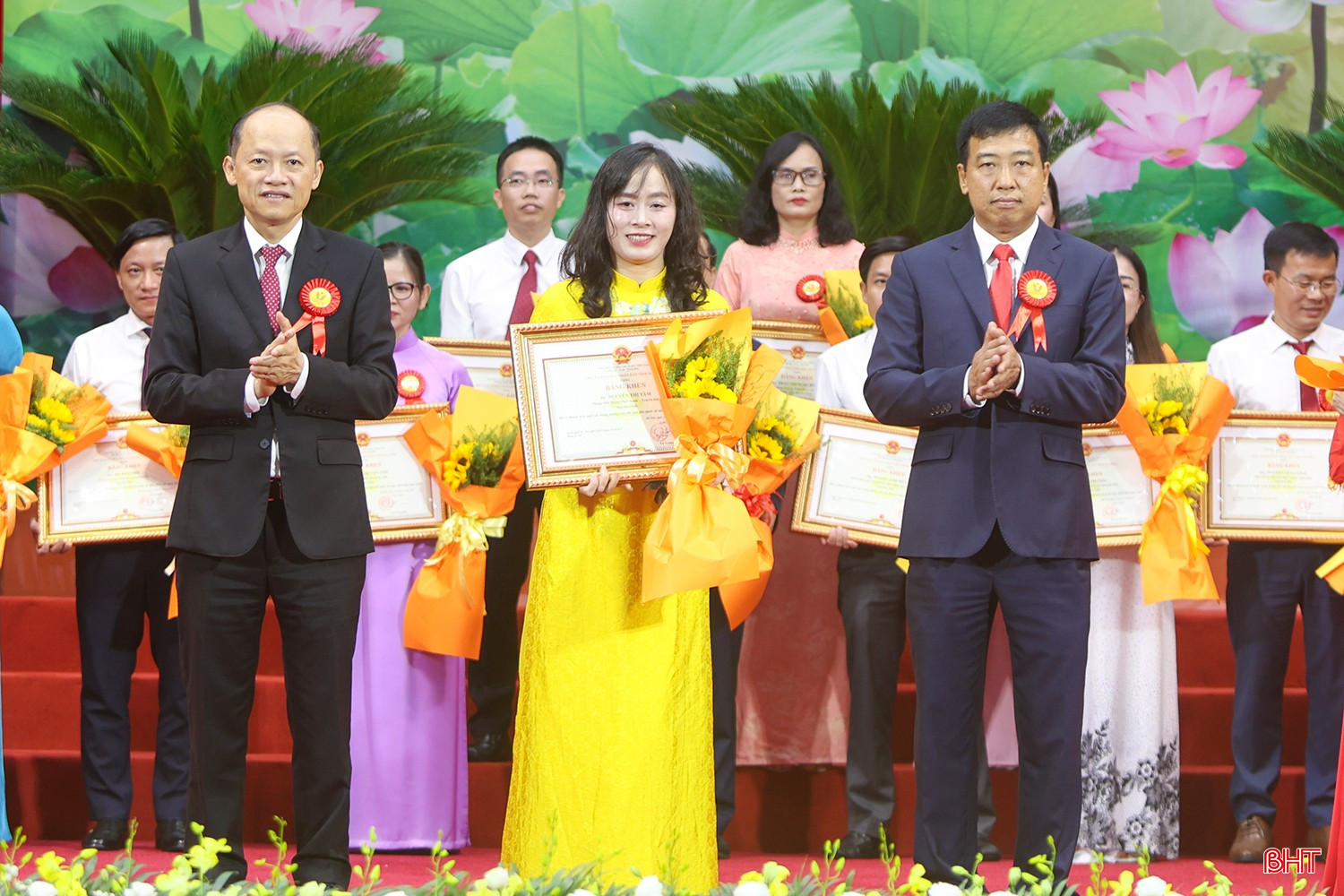 Báo Hà Tĩnh vinh dự có một cá nhân được vinh danh. Báo Hà Tĩnh vinh dự có một cá nhân được vinh danh.