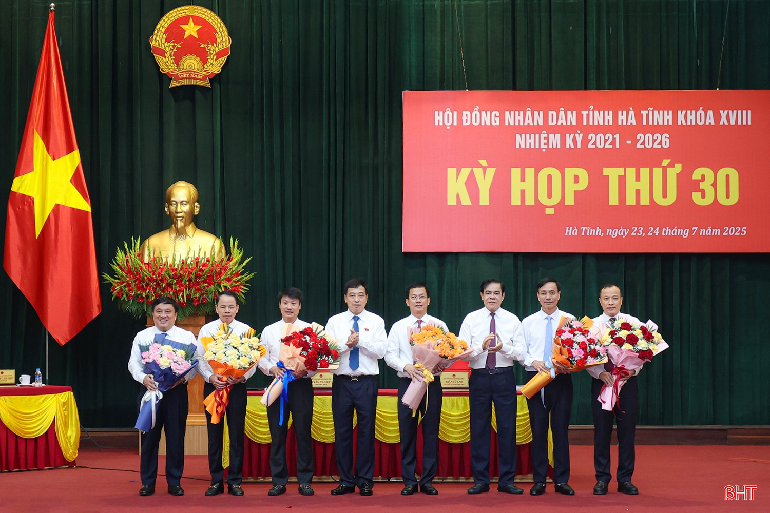 Chủ tịch UBND tỉnh Võ Trọng Hải, Phó Chủ tịch Thường trực HĐND tỉnh Trần Tú Anh tặng hoa chúc mừng các đồng chí được bổ nhiệm Ủy viên UBND tỉnh và 3 đồng chí thôi làm nhiệm vụ ủy viên UBND tỉnh.. bqbht_br_aimg-1593.jpg