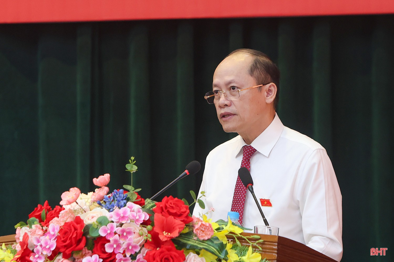 Phó Chủ tịch Thường trực UBND tỉnh Nguyễn Hồng Lĩnh thay mặt UBND tỉnh trình bày báo cáo tóm tắt tình hình KT-XH, QP-AN 6 tháng đầu năm, phương hướng, nhiệm vụ 6 tháng cuối năm 2025 bqbht_br_aimg-1449.jpg