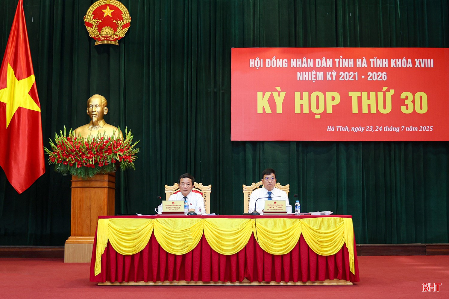 Các Phó Chủ tịch HĐND tỉnh: Trần Tú Anh, Trần Văn Kỳ chủ tọa kỳ họp. bqbht_br_aimg-1453.jpg