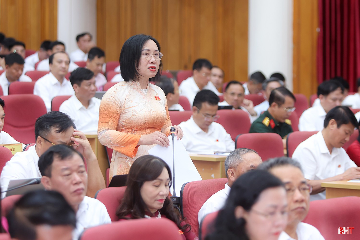 Đại biểu Nguyễn Thị Thúy Nga tham gia thảo luận. bqbht_br_aimg-1823-1.jpg