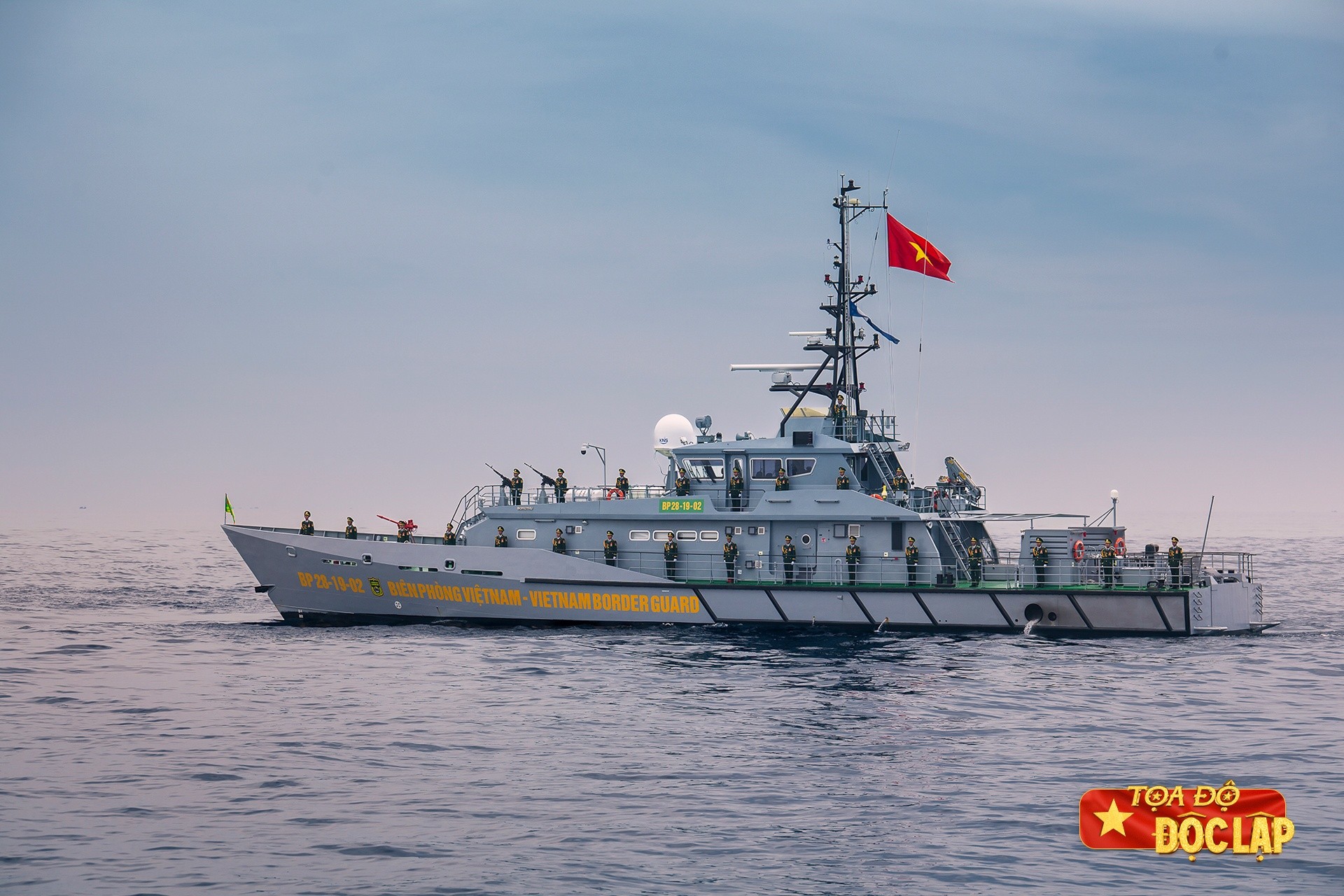 Trong đội hình diễu binh trên biển, nổi bật là tàu hộ vệ tên lửa. Đây là tàu chiến đấu đa năng, trang bị hệ thống tên lửa chống hạm, phòng không hiện đại, có khả năng tác chiến xa bờ. Người dân cũng được chiêm ngưỡng biên đội tàu tuần tra đa năng lớp DN-2000 của Kiểm ngư và Cảnh sát biển Việt Nam, biên đội tàu tuần tra SPa 4207 của Bộ đội Biên phòng.