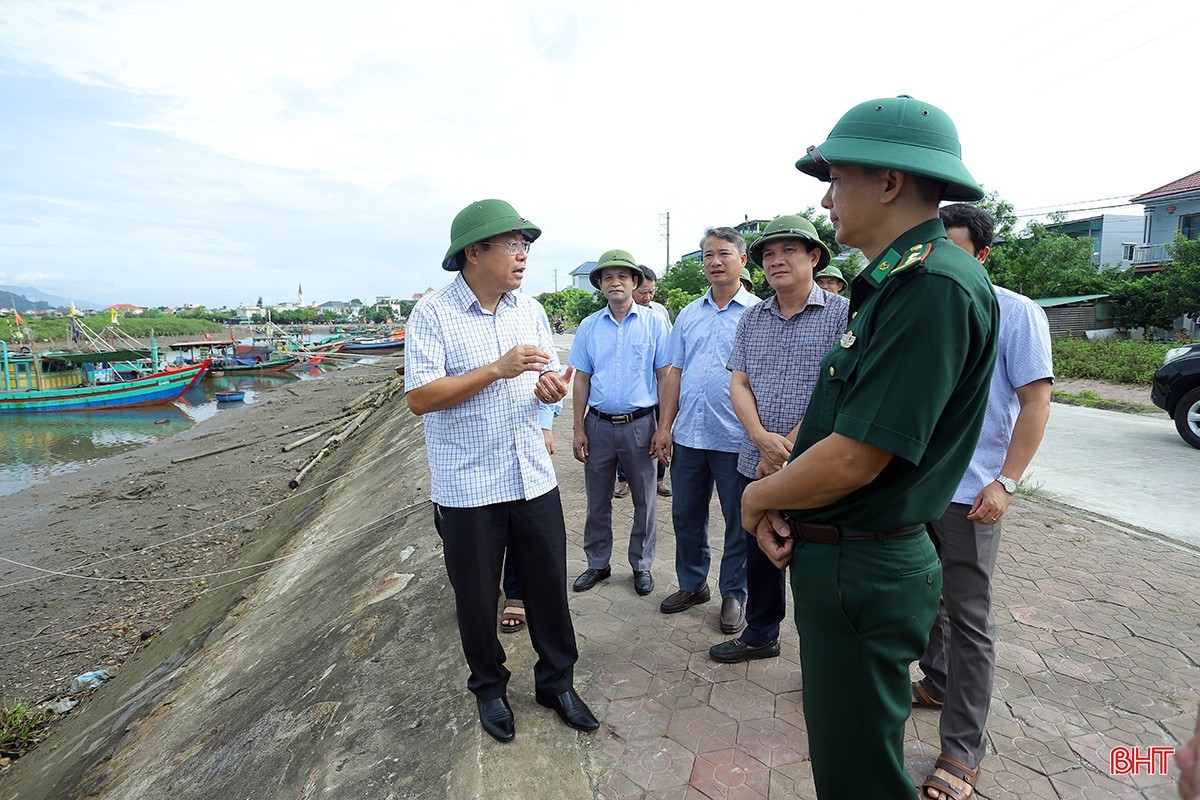Phó Chủ tịch UBND tỉnh Dương Tất Thắng cùng đoàn công tác đi kiểm tra công tác ứng phó bão số 5 tại các xã: Thạch Hà, Việt Xuyên, Lộc Hà, Toàn Lưu, Thạch Xuân, Đông Kinh, Mai Phụ và Hồng Lộc. image-2.jpg