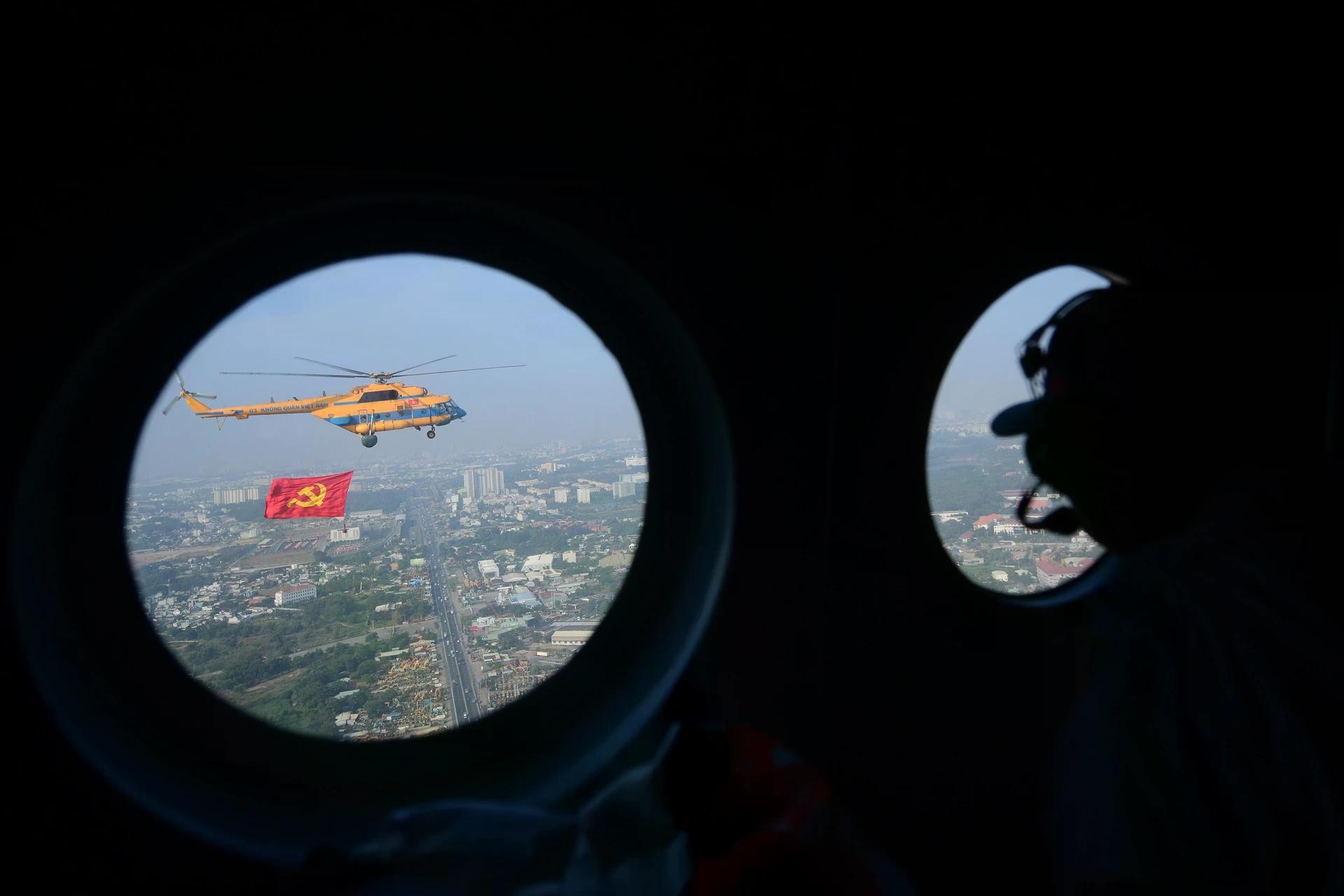 Chiếc trực thăng mang số hiệu 03 trên bầu trời TP Biên Hòa (Đồng Nai).