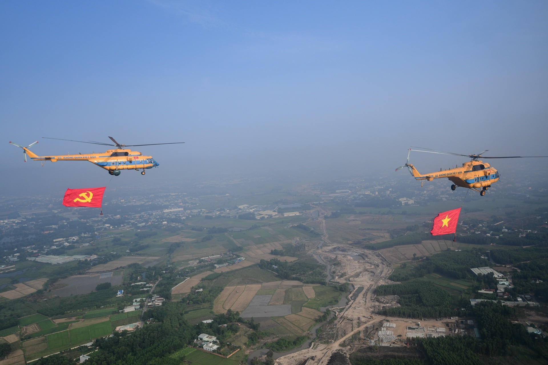 Đội hình bay được tổ chức thành ba biên đội, đội hình 3-4-3. Khoảng cách giữa các trực thăng trong từng biên đội là 30m để đảm bảo an toàn và đồng bộ.