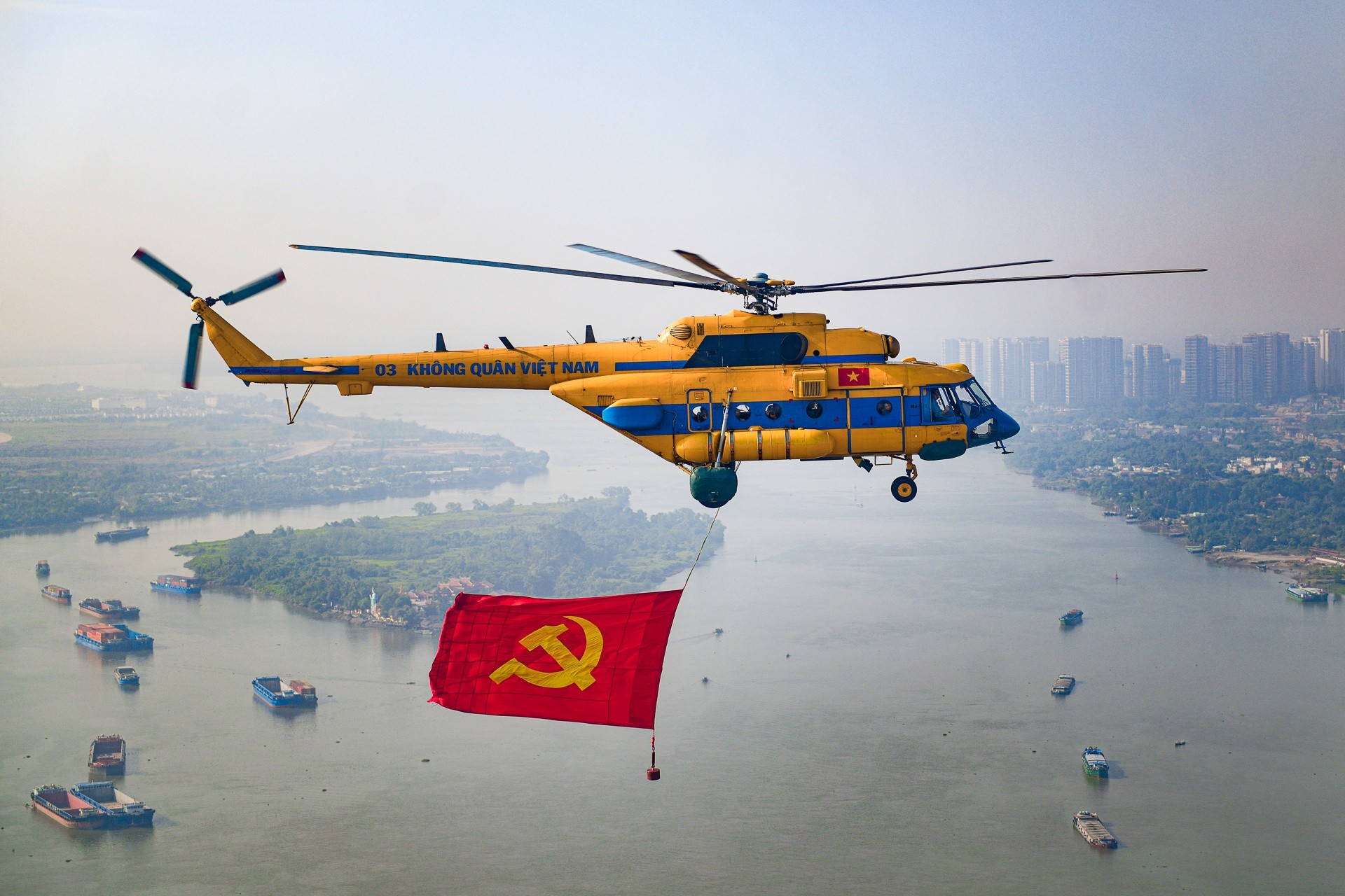 Theo kế hoạch diễu binh dịp lễ 30/4, Quân chủng Phòng không - Không quân đã huy động hàng chục máy bay như SU30-MK2, trực thăng Mi các loại, YAK-130 để tập luyện. Đây là lần đầu tiên số lượng lớn máy bay chiến đấu trình diễn trên bầu trời TP.HCM.