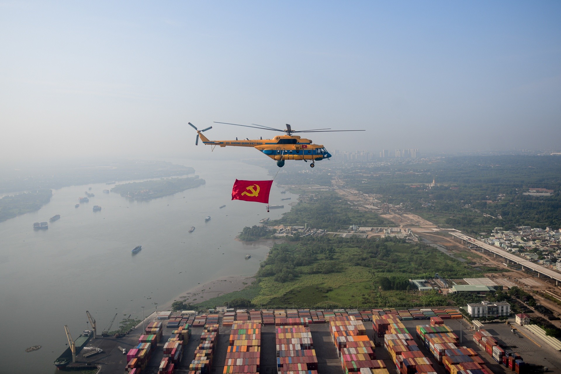 Trực thăng kéo cờ qua cảng Đồng Nai.