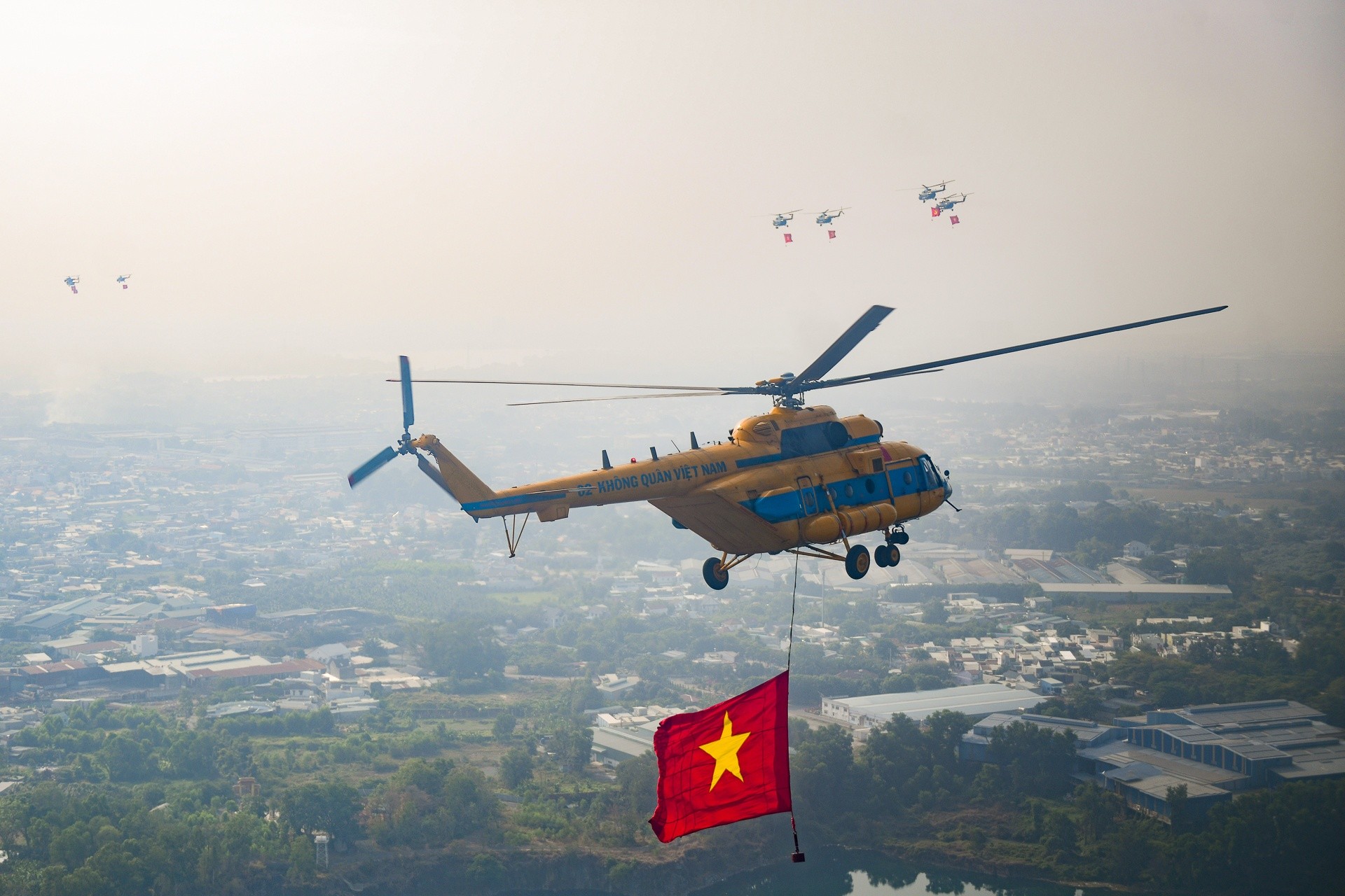 Độ cao bay trong buổi huấn luyện sáng 9/4 là 300m, còn trong ngày bay chính thức 30/4 sẽ là 350m khi bay qua khu vực Dinh Độc Lập.