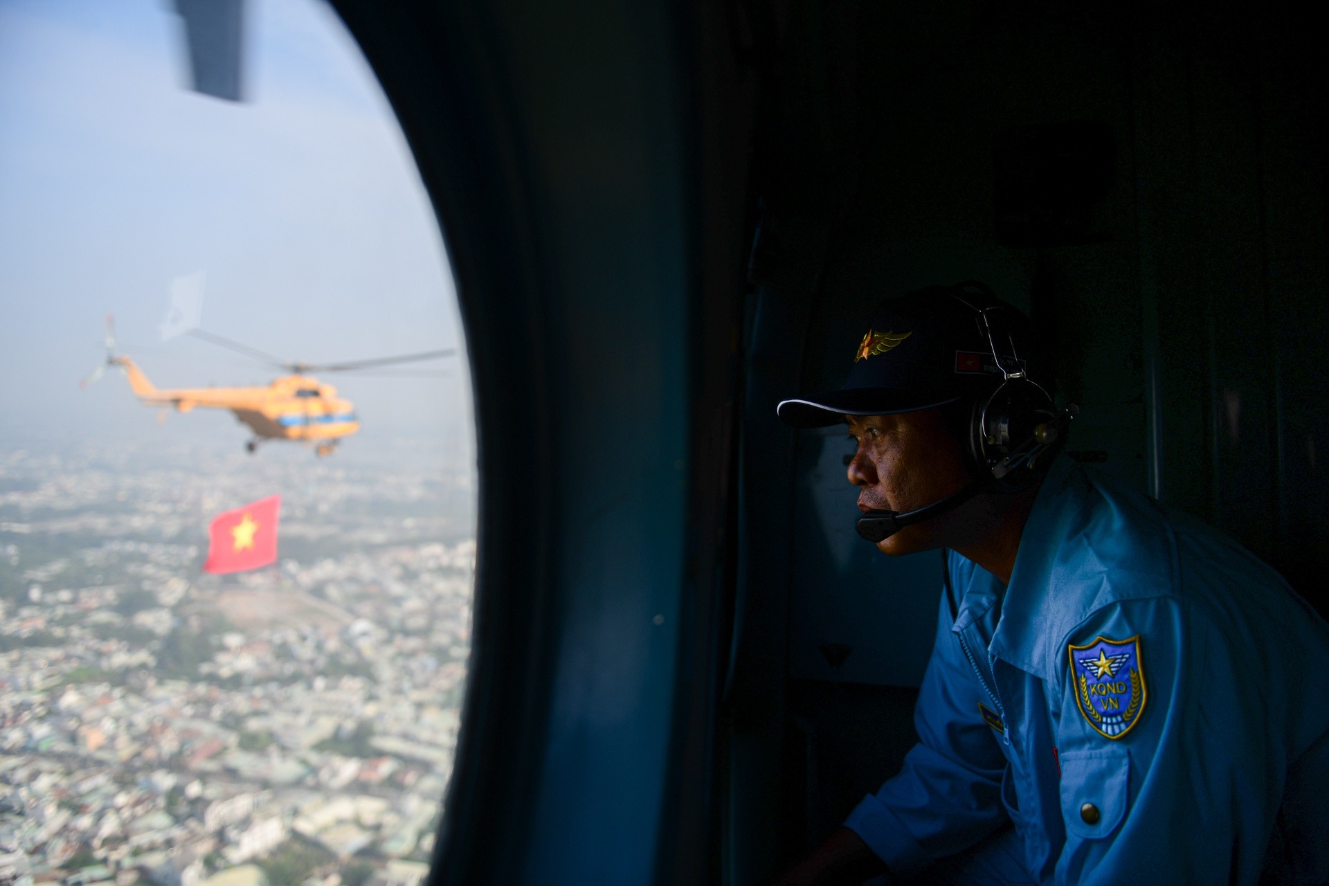Một trong những thao tác khó nhất khi bay trực thăng kéo cờ là phải canh thời điểm bung cờ. Thời điểm này được xác định khi máy bay phải đạt độ cao 15m, quả đối trọng cách mặt đất 3m.