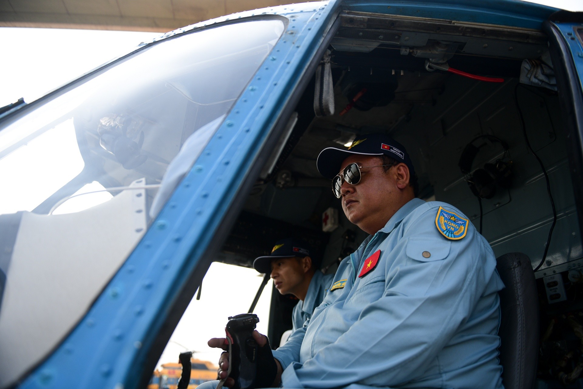 Thượng tá phi công Đoàn Hồng Hải, Phó trung đoàn trưởng Trung đoàn không quân 917, Sư đoàn 370, cầm lái chiếc trực thăng Mi-171. &quot;Sáng nay, thời tiết tại đây có mù nhẹ, tuy nhiên quá trình luyện tập của các biên đội trực thăng đều diễn ra thuận lợi, đảm bảo kế hoạch đề ra&quot;, Thượng tá Hải cho biết.