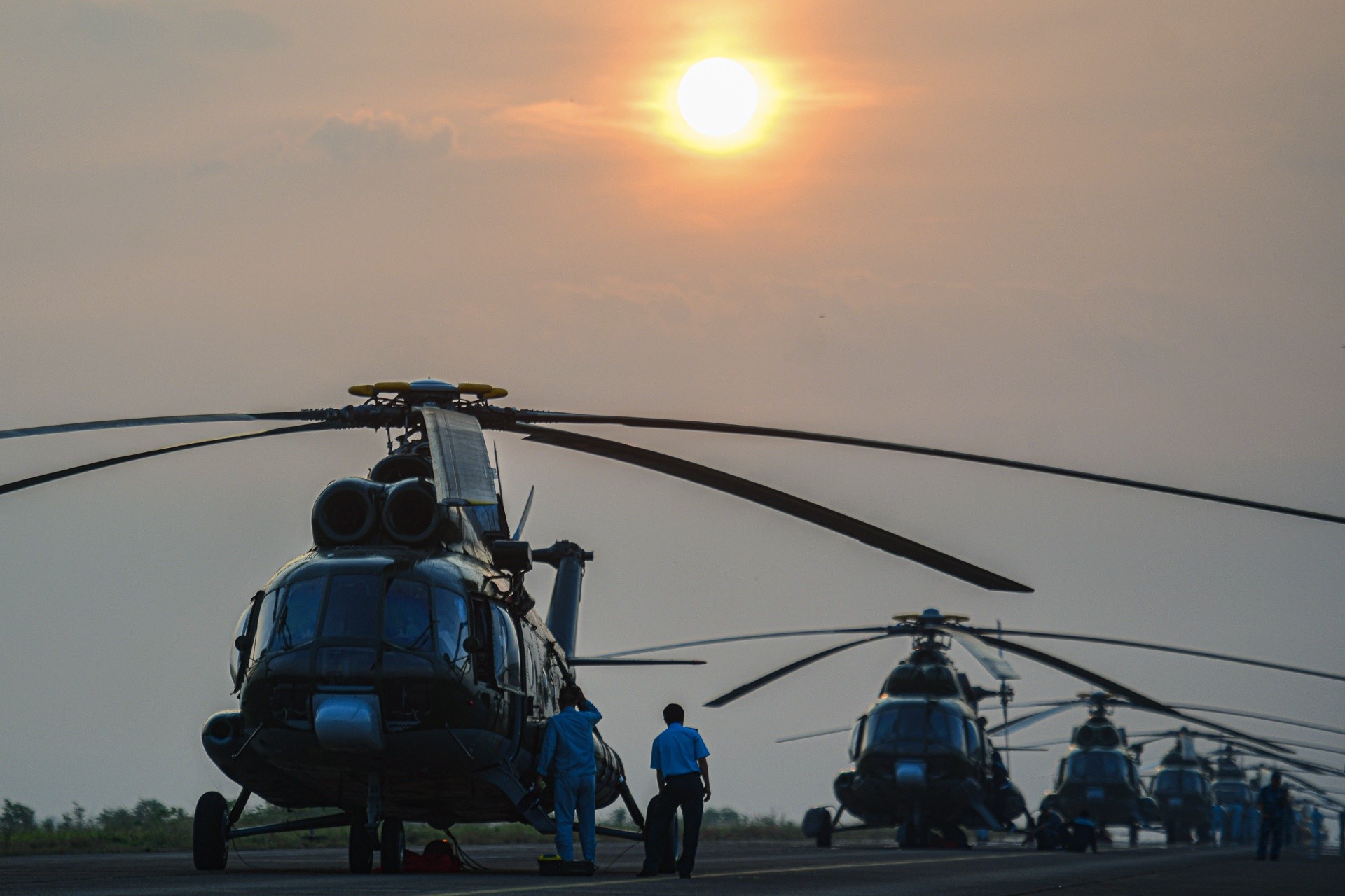 Khoảng 6h, 10 chiếc trực thăng đã sẵn sàng trên đường băng sân bay Biên Hòa (Đồng Nai). Đây là lần đầu tiên các trung đoàn trực thăng luyện tập kéo cờ để chuẩn bị cho Lễ Kỷ niệm 50 Giải phóng Miền Nam, thống nhất Đất nước 30/4.