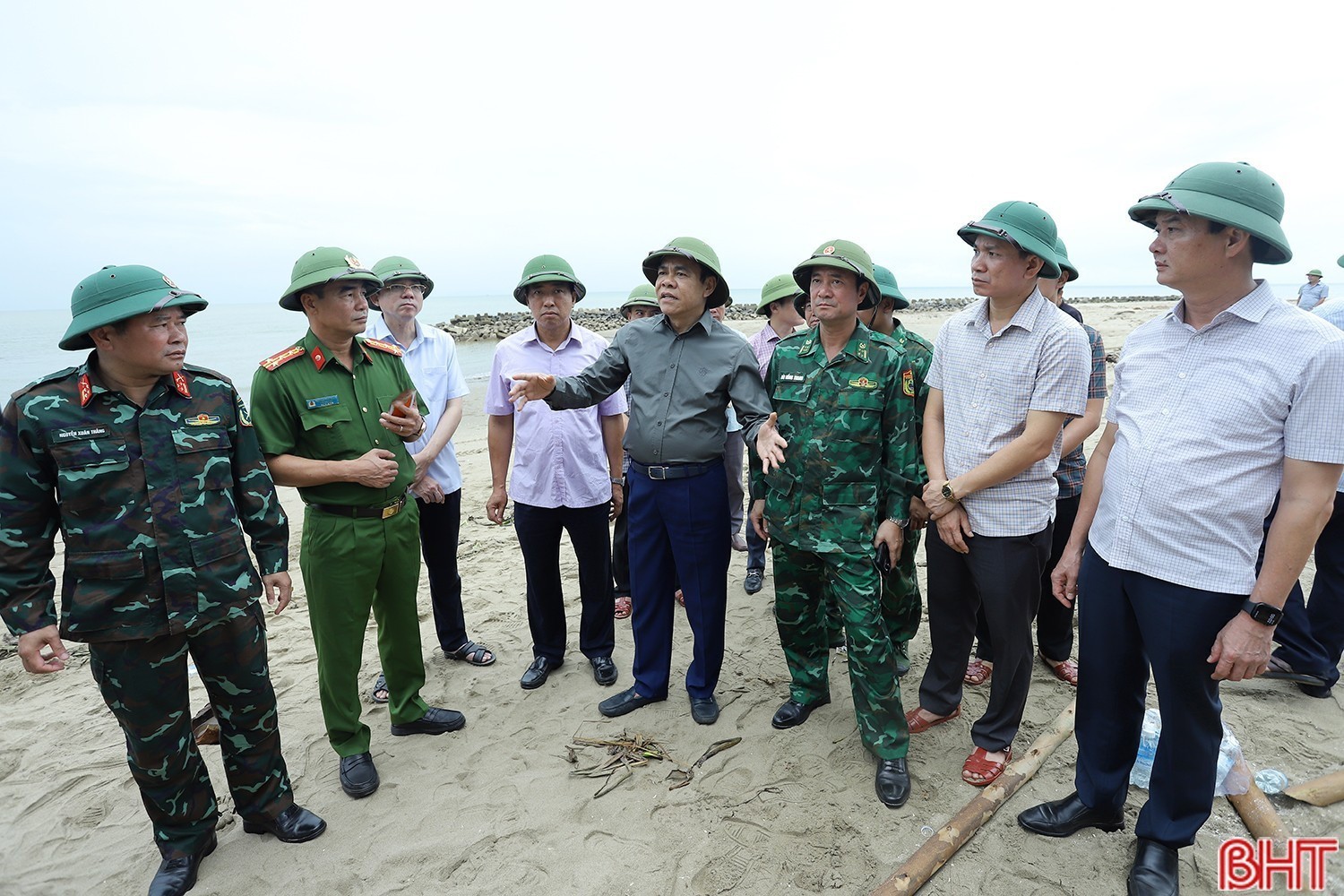 UBND tỉnh trước đó có quyết định về việc thành lập Ban Chỉ huy Phòng thủ dân sự tỉnh Hà Tĩnh. Theo quyết định, Trưởng ban Chỉ huy là Chủ tịch UBND tỉnh Võ Trọng Hải; Phó Trưởng ban Thường trực là Phó Chủ tịch Thường trực UBND tỉnh Nguyễn Hồng Lĩnh; các Phó Trưởng ban gồm: Chỉ huy trưởng Bộ CHQS tỉnh, Giám đốc Công an tỉnh, Giám đốc Sở Nông nghiệp và Môi trường, Giám đốc Sở Y tế. image-5773.jpg