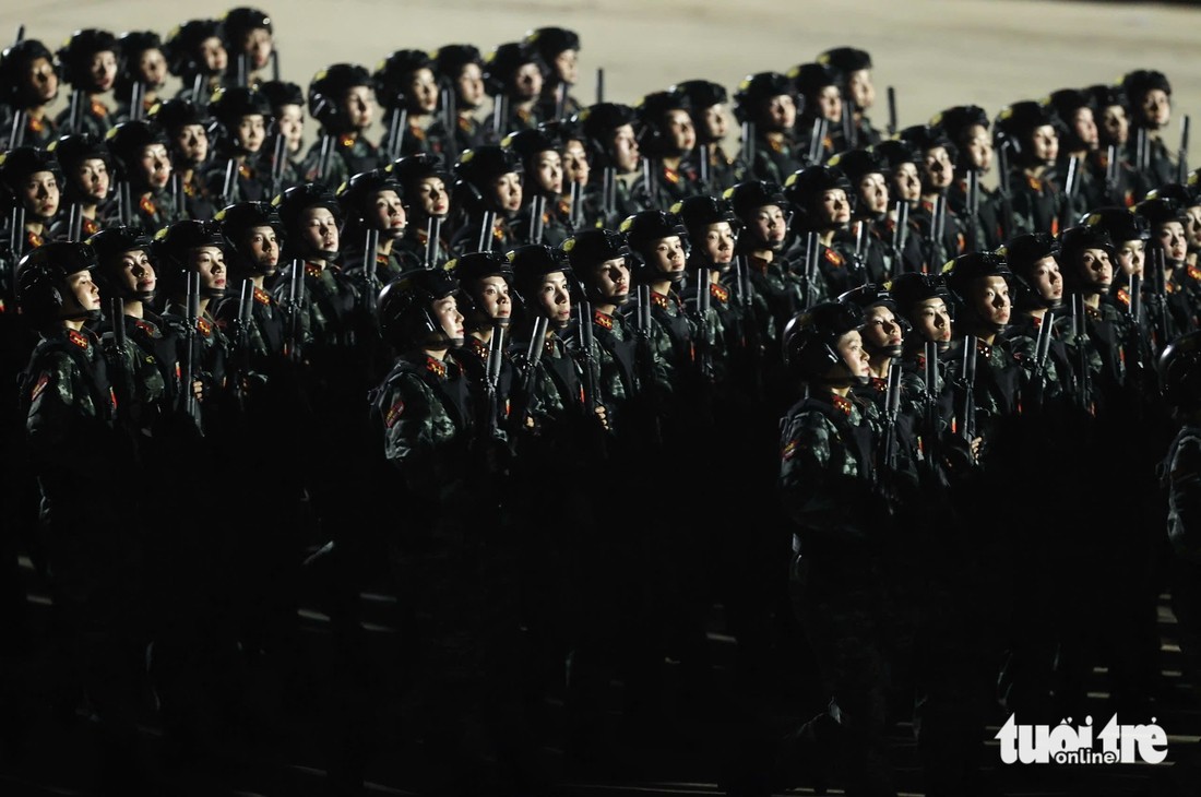 Khối nữ cảnh sát đặc nhiệm di chuyển vào lễ đài - Ảnh: NGUYỄN KHÁNH