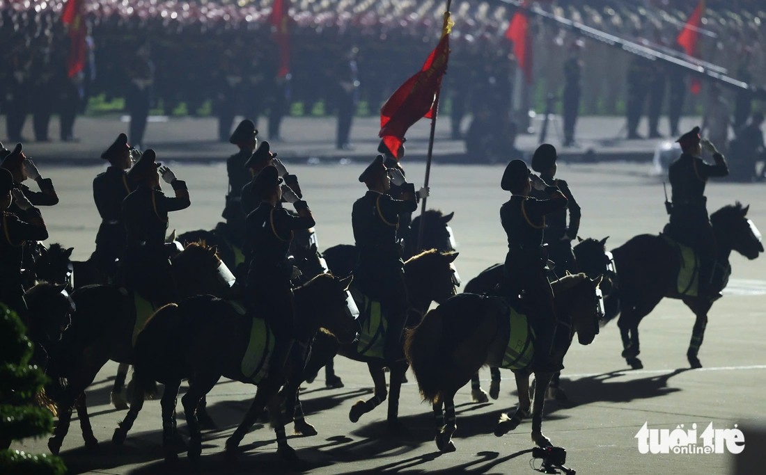 Khối cảnh sát cơ động kỵ binh tiến vào lễ đài - Ảnh: NGUYỄN KHÁNH
