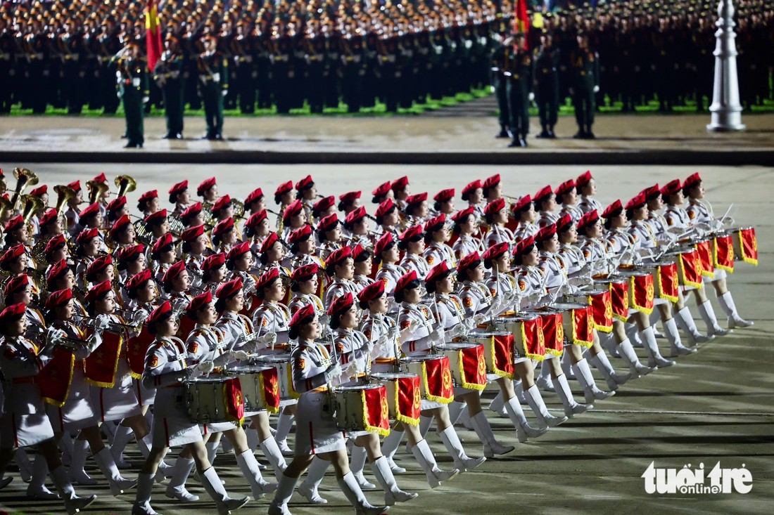 Khối nữ quân nhạc rạng ngời với quân phục màu trắng, mũ nồi đỏ - Ảnh: NGUYỄN KHÁNH