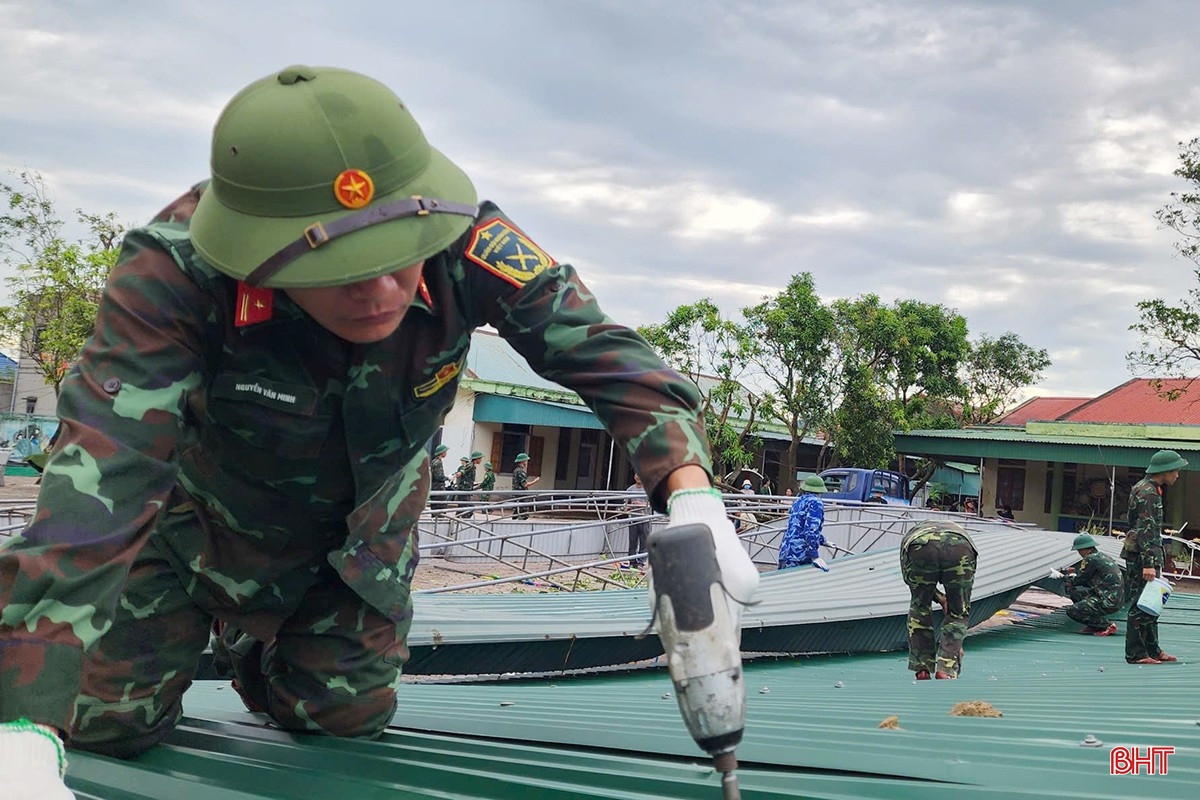Cán bộ, chiến sỹ Ban Chỉ huy phòng thủ khu vực 1 – Nam Hồng Lĩnh tháo dỡ mái tôn tốc tại Trường Mầm non Lộc Hà bqbht_br_a1.jpg