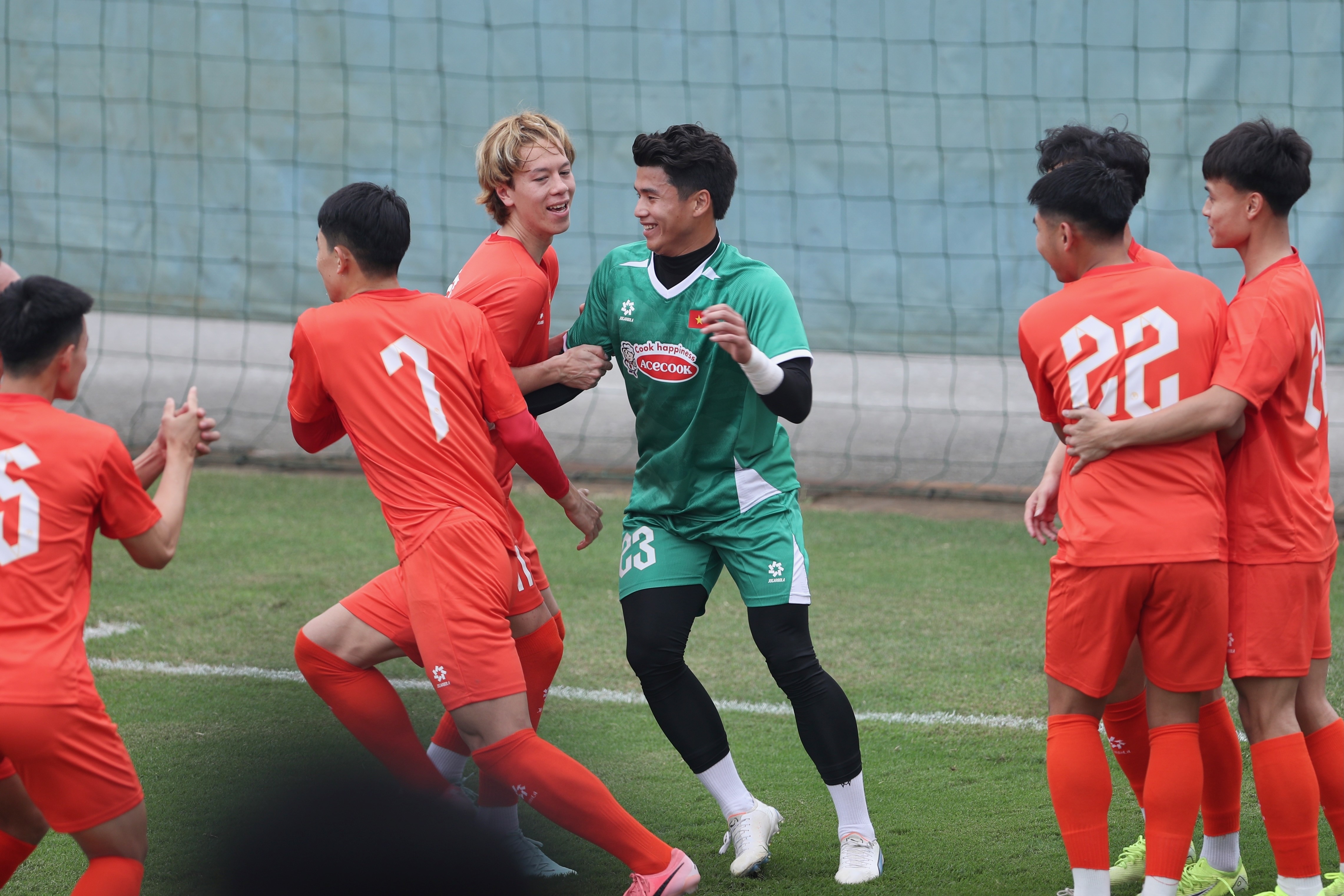 Với vốn tiếng Việt ít ỏi, Viktor cố dùng hành động và cử chỉ để vượt qua khoảng cách ngôn ngữ nhằm hòa nhập với các đồng đội mới.