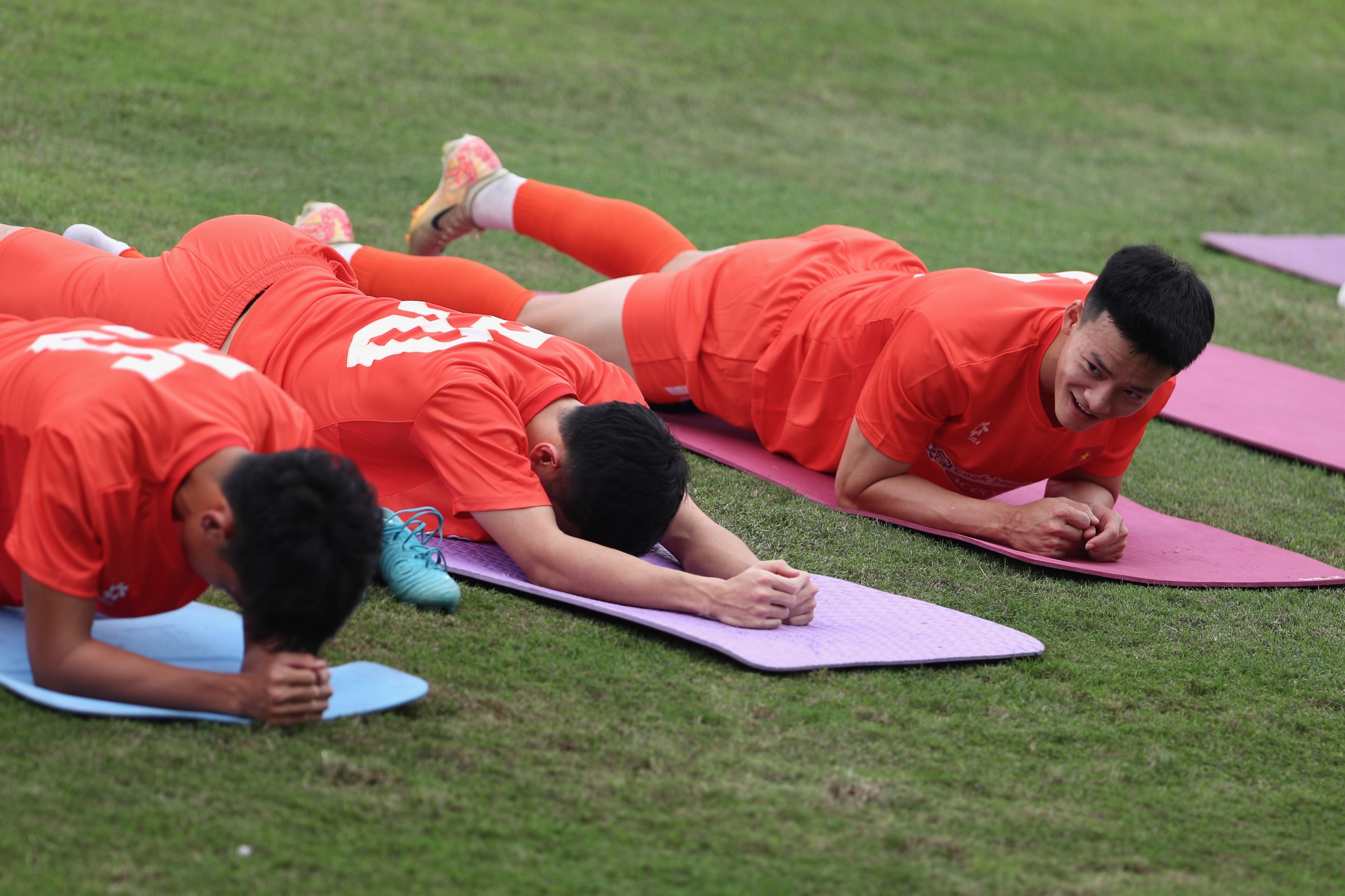 Sau màn khởi động, U22 Việt Nam tập nhẹ. Đội sẽ hội đủ quân số 26 người vào ngày mai, khi Việt kiều Andrej Nguyễn An Khánh về nước. U22 Việt Nam tập tại Hà Nội đến 17/3 sẽ di chuyển sang Trung Quốc dự giải giao hữu có Uzbekistan và Hàn Quốc.