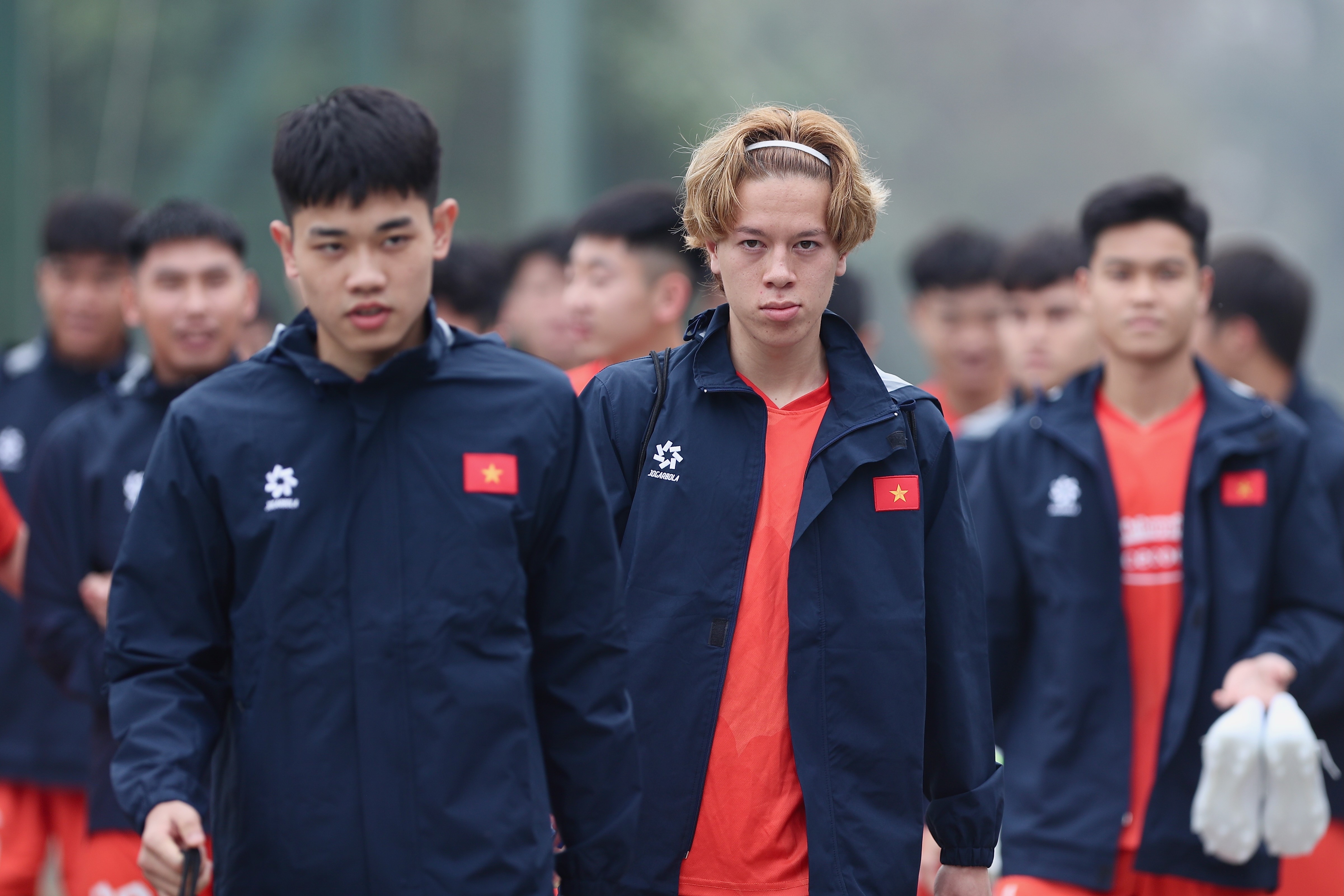 Sau khi hội quân vào sáng 10/3, U22 Việt Nam khẩn trương bước vào buổi tập đầu tiên vào chiều cùng ngày tại sân Trung tâm đào tạo bóng đá trẻ (VYF). Đợt tập trung này nằm trong kế hoạch chuẩn bị cho SEA Games 33 vào cuối năm. Tân binh Viktor Lê (tóc vàng) gây chú ý với ngoại hình điển trai lai Nga.