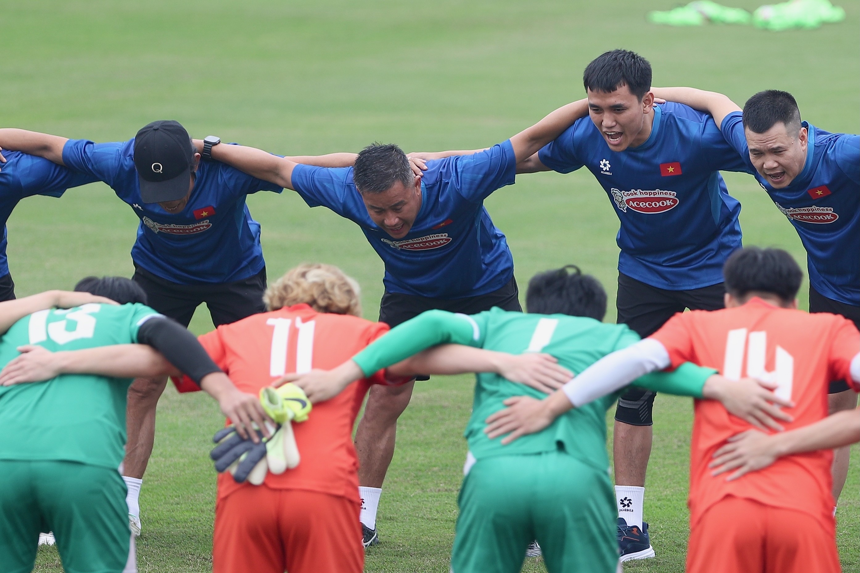 Do U22 Việt Nam tập trung cùng thời gian với đội tuyển quốc gia dịp FIFA Days, HLV Kim Sang-sik trao quyền dẫn dắt tạm thời đội trẻ cho trợ lý Đinh Hồng Vinh. Ông Vinh đã giới thiệu vai trò của mình với các học trò trong màn chào hỏi.