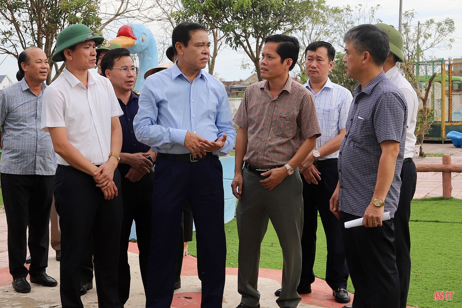 Chủ tịch UBND tỉnh Võ Trọng Hải kiểm tra công tác khắc phục hậu quả bão số 10 tại Trường Mầm Non Đan Trường (xã Đan Hải). bqbht_br_img-4865.jpg