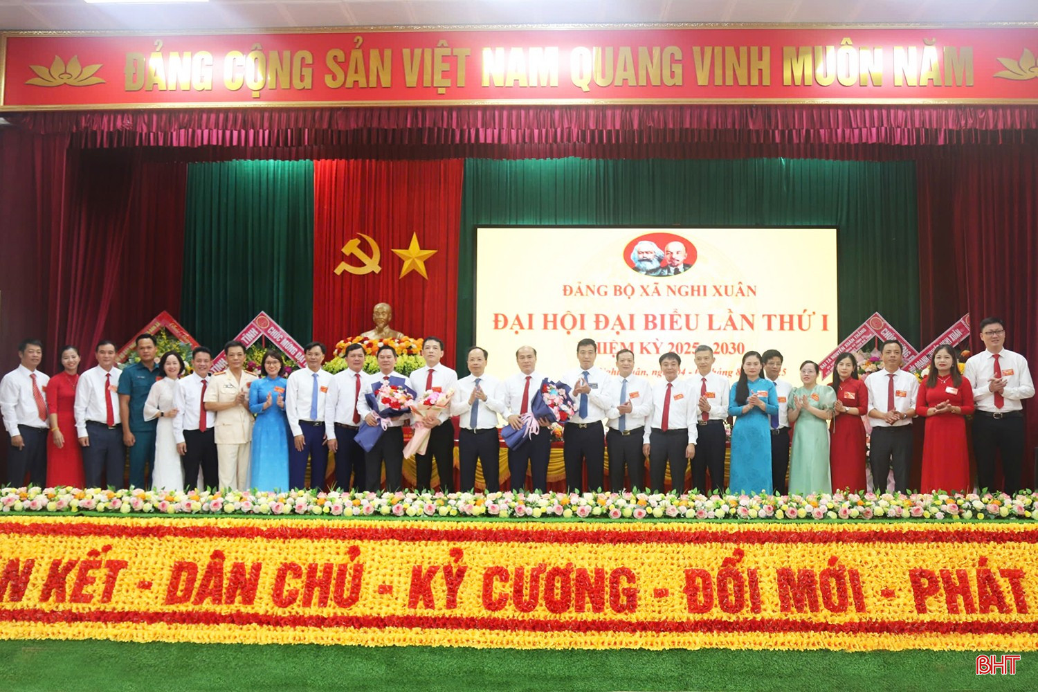 Bí thư Tỉnh ủy Nguyễn Duy Lâm và Phó Chủ tịch Thường trực HĐND tỉnh Trần Tú Anh tặng hoa chúc mừng BCH Đảng bộ xã Nghi Xuân. bqbht_br_a1.jpg