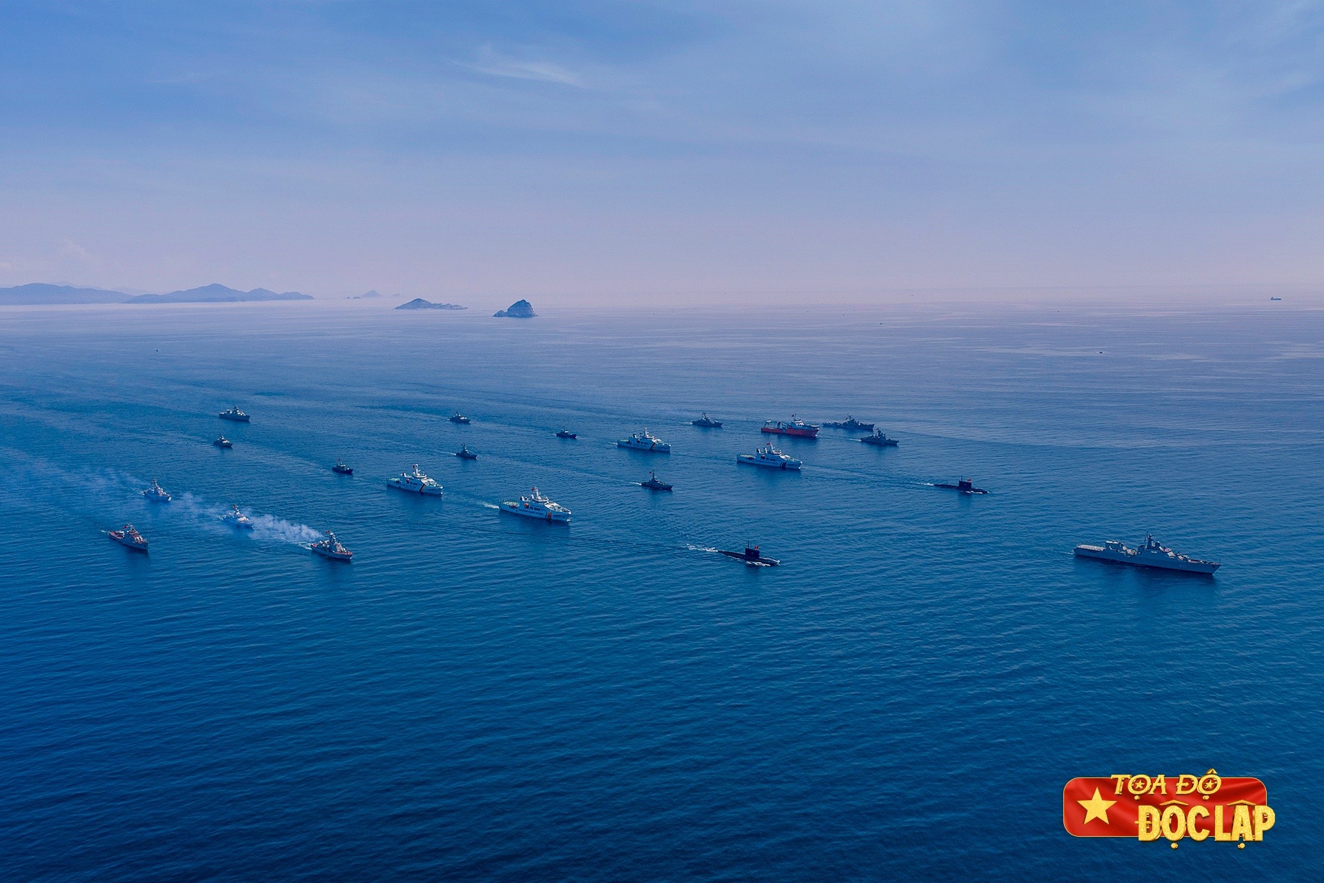 Trong màn diễu binh trên biển, các lực lượng lần lượt xuất hiện theo đội hình chữ A, chữ V, quả trám tạo nên màn trình diễn đầy hào khí, uy nghi giữa biển khơi. Với đội hình quả trám, các tàu kỳ viên được bố trí phía trước, bên phải và bên trái tàu chỉ huy; tàu kỳ viên đi trên vết đi của tàu chuẩn. Đội hình được sử dụng phổ biến khi hành quân trên biển, tăng khả năng chỉ huy, hiệp đồng chiến đấu tiêu diệt các lực lượng địch uy hiếp trực tiếp đến các tàu trong đội hình…