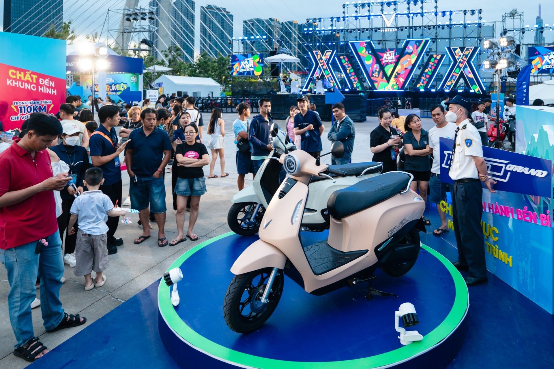 Evo Grand nhận được sự quan tâm lớn từ người dùng tại sự kiện “VinFast Xanh Fest Icon”. 1-4753.jpg