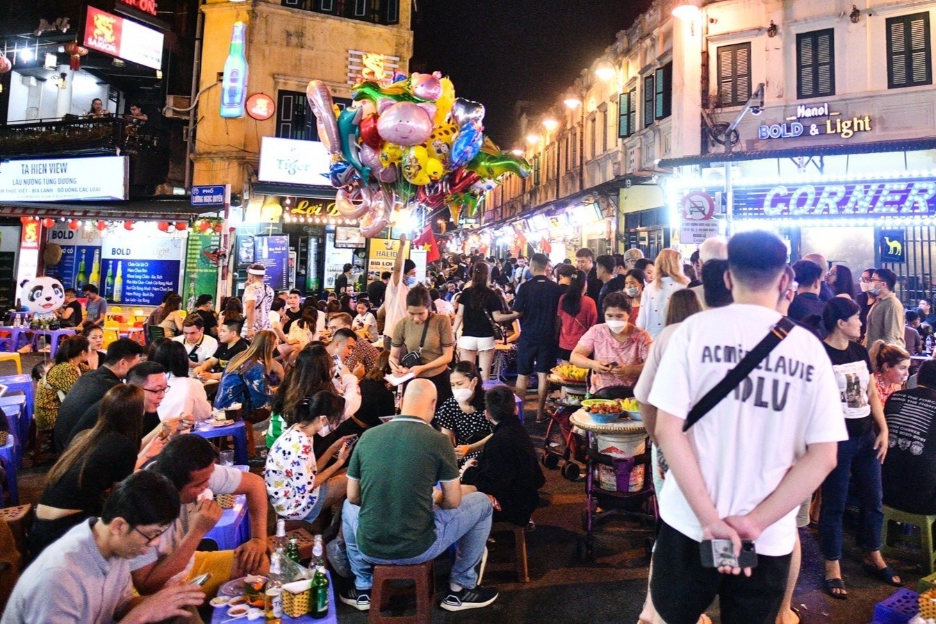 นักท่องเที่ยวต้องจอดรถบนถนนเลืองหง็อกเกวียนหรือลานจอดรถใกล้เคียง เนื่องจากเขตตาเหียนห้ามรถวิ่งในเวลากลางคืน ภาพโดย Thach Thao Du khách cần gửi xe ở phố Lương Ngọc Quyến hoặc các bãi gửi gần đó, vì khu vực Tạ Hiện cấm các loại xe vào buổi tối. Ảnh: Thạch Thảo.