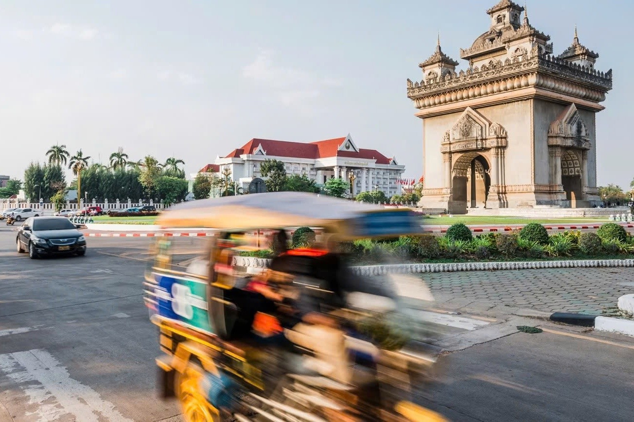 Tượng đài Patuxai ở Viêng Chăn, một trong những điểm đến nổi tiếng nhất của thành phố. Ảnh: Karl Hendon.
