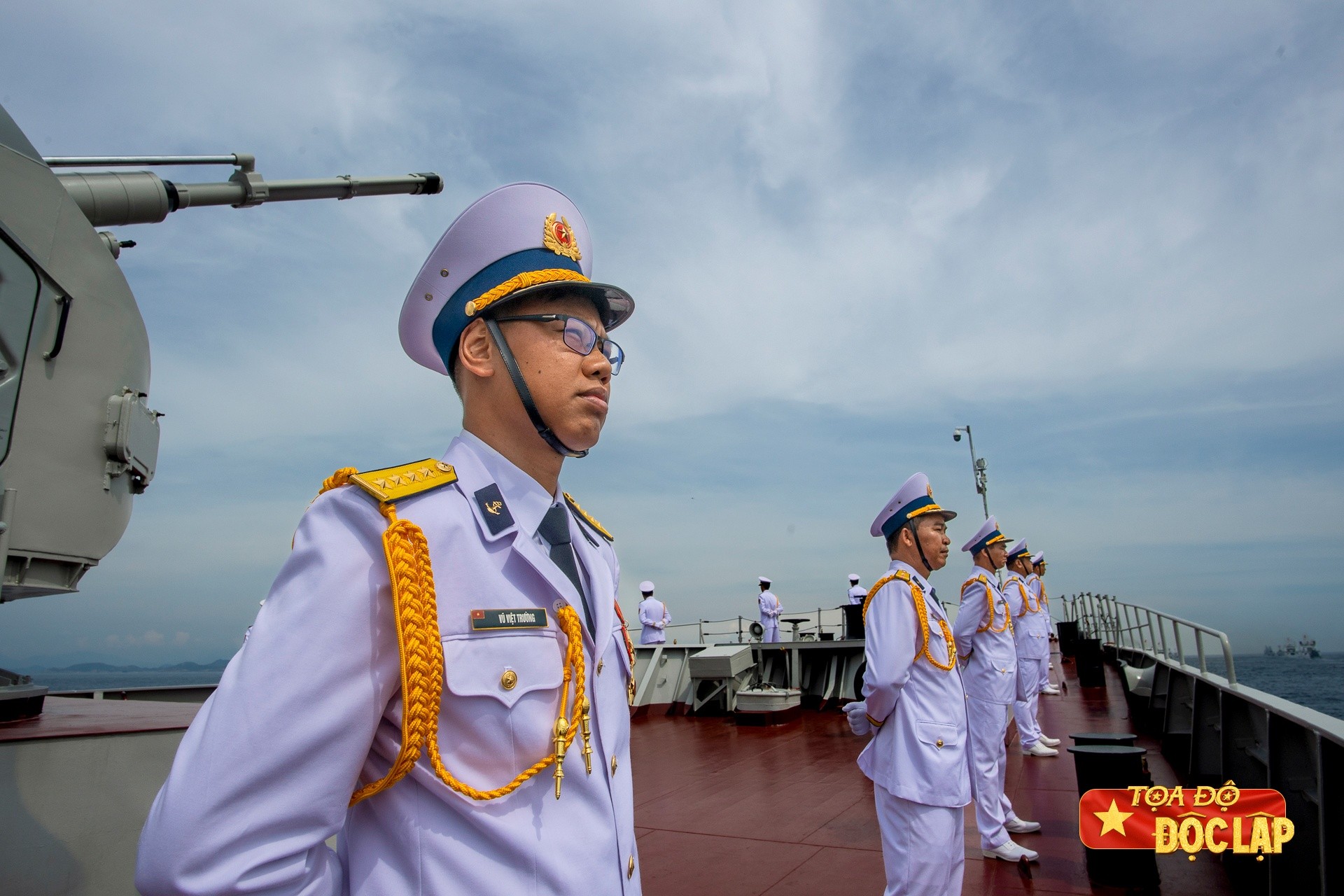 Các chiến sĩ Hải quân nghiêm túc, tập trung cao độ cho màn diễu binh trên biển mãn nhãn, thể hiện uy lực của quân chủng.
