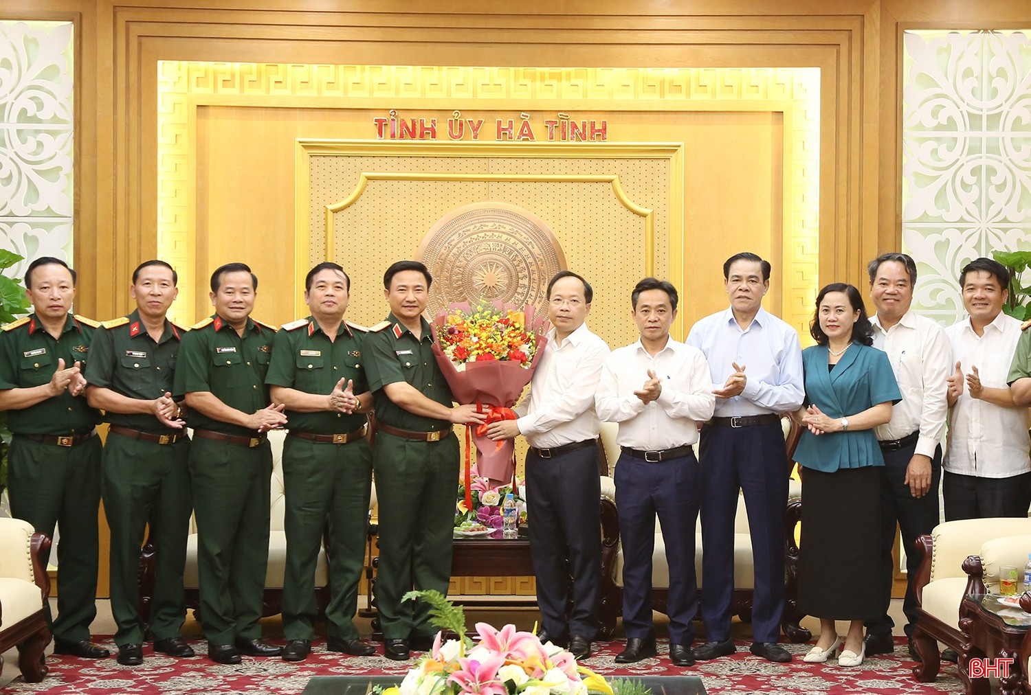 Các đồng chí lãnh đạo tỉnh tặng hoa chúc mừng Thiếu tướng Đoàn Xuân Bường bqbht_br_5.jpg