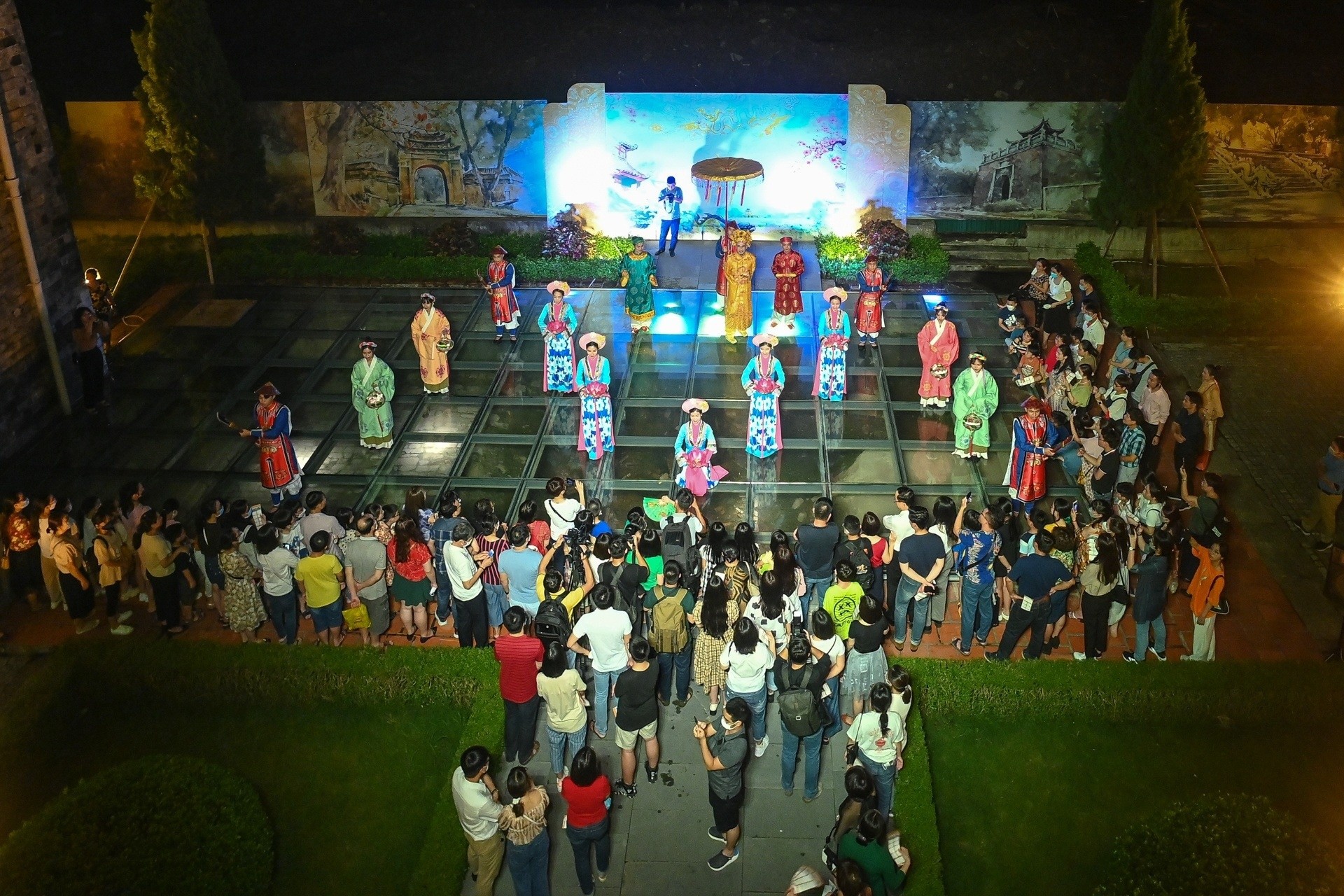 ฮานอยมีโปรแกรมทัวร์กลางคืน 16 รายการ ภาพโดย: Viet Linh Hà Nội có 16 chương trình du lịch đêm. Ảnh: Việt Linh.