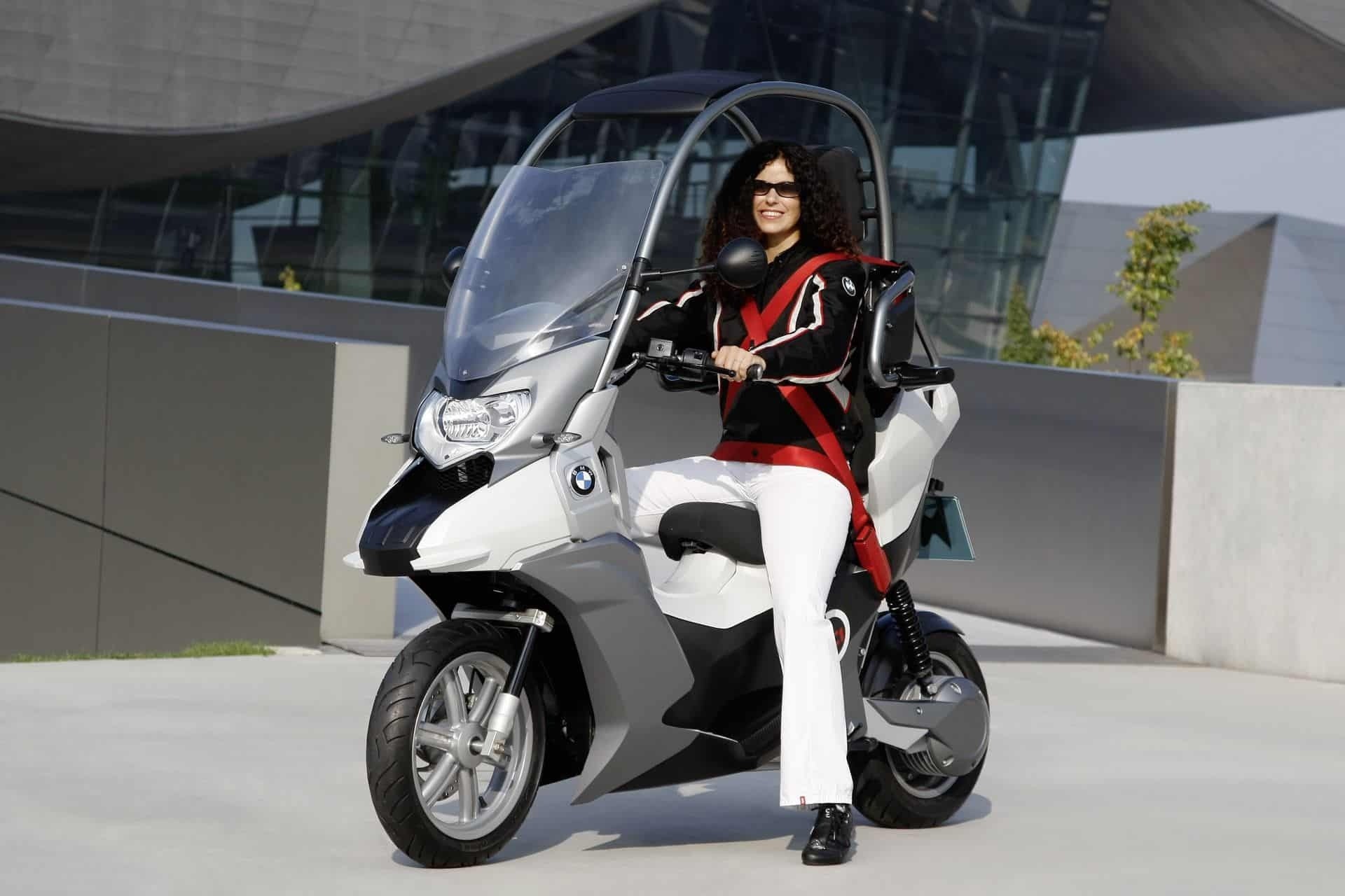 Chiếc xe được lấy cảm hứng từ dòng scooter BMW C1, vốn được sản xuất từ năm 2000 đến năm 2002, và đặc biệt là bản concept thuần điện BMW C1-E ra mắt năm 2009.