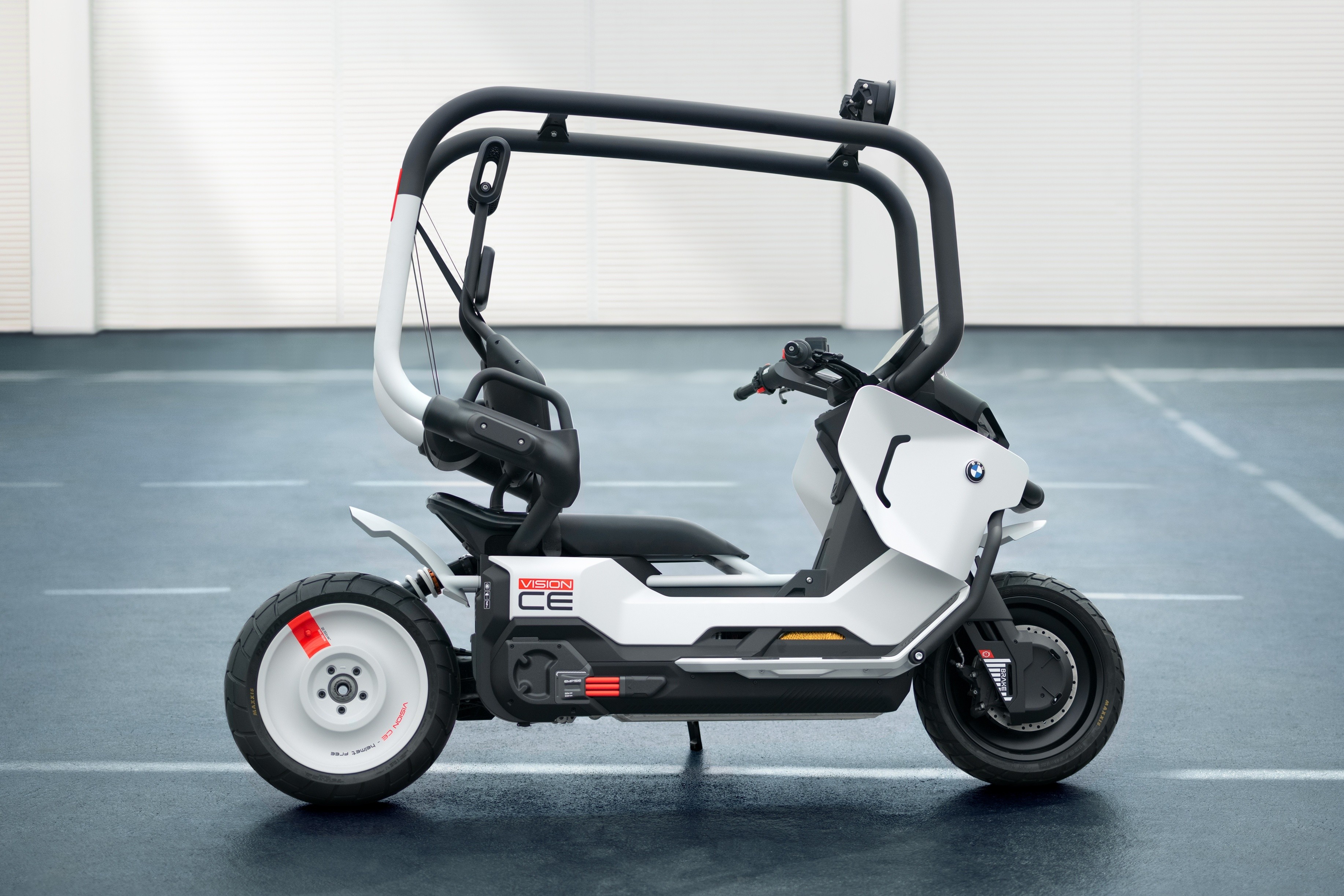 Về ngoại hình, BMW Motorrad Vision CE có thiết kế khá tương đồng với các mẫu xe điện của BMW Motorrad như chiếc CE 02 hay CE 04.