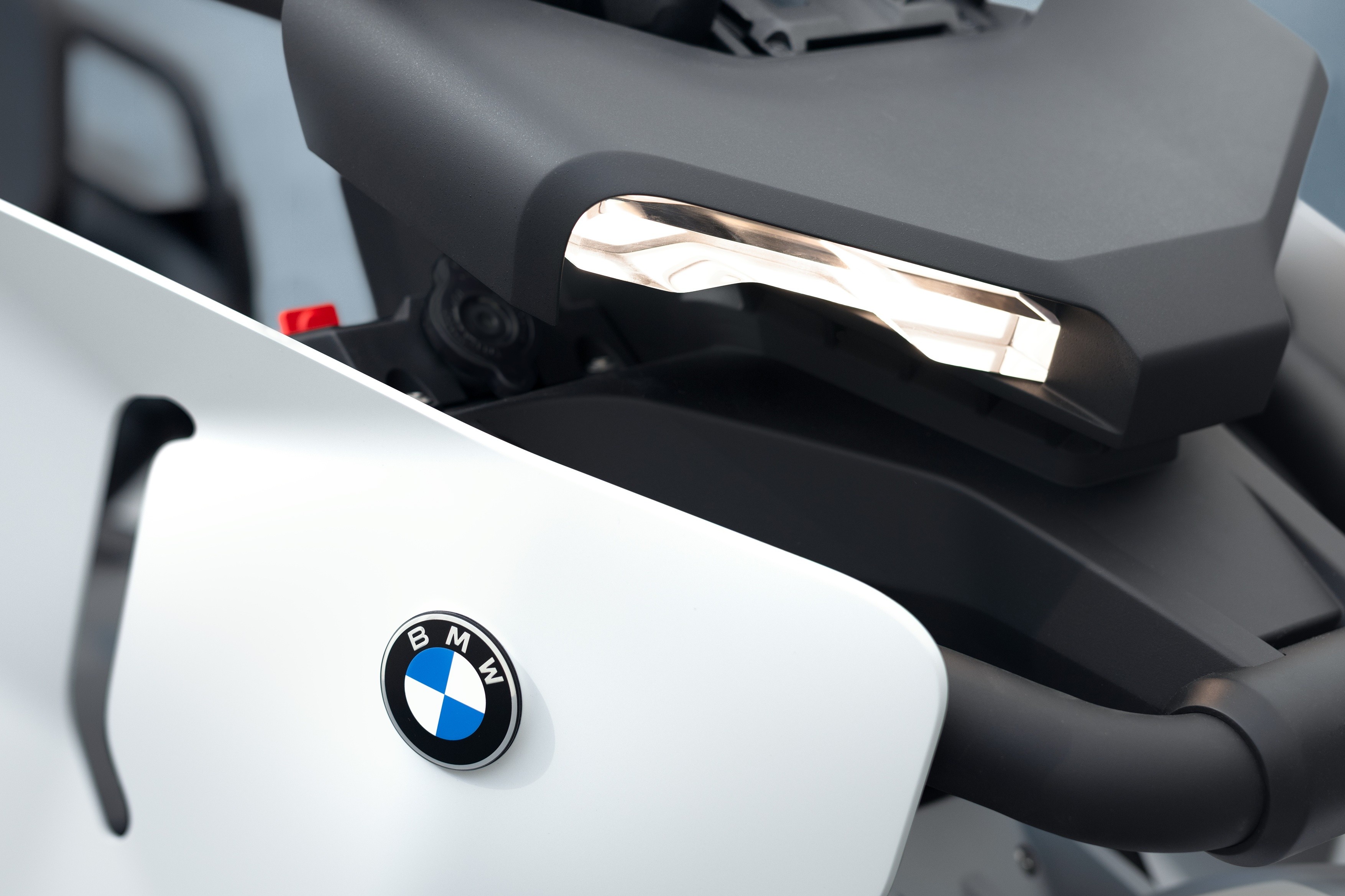 Về ngoại hình, phiên bản ra mắt của BMW Motorrad Vision CE sử dụng tông màu trắng nhám và đen tương phản, với bề mặt nhôm phủ mang đến độ hoàn thiện cuốn hút.